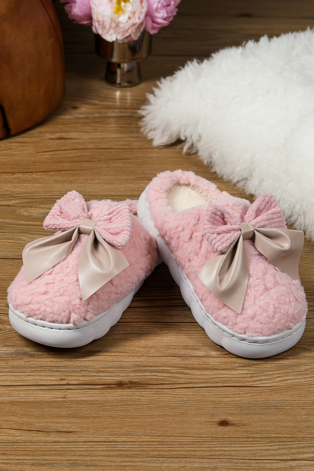 White Contrast Bowknot Applique Plush Winter Slippers (Colors May Differ by Batch)