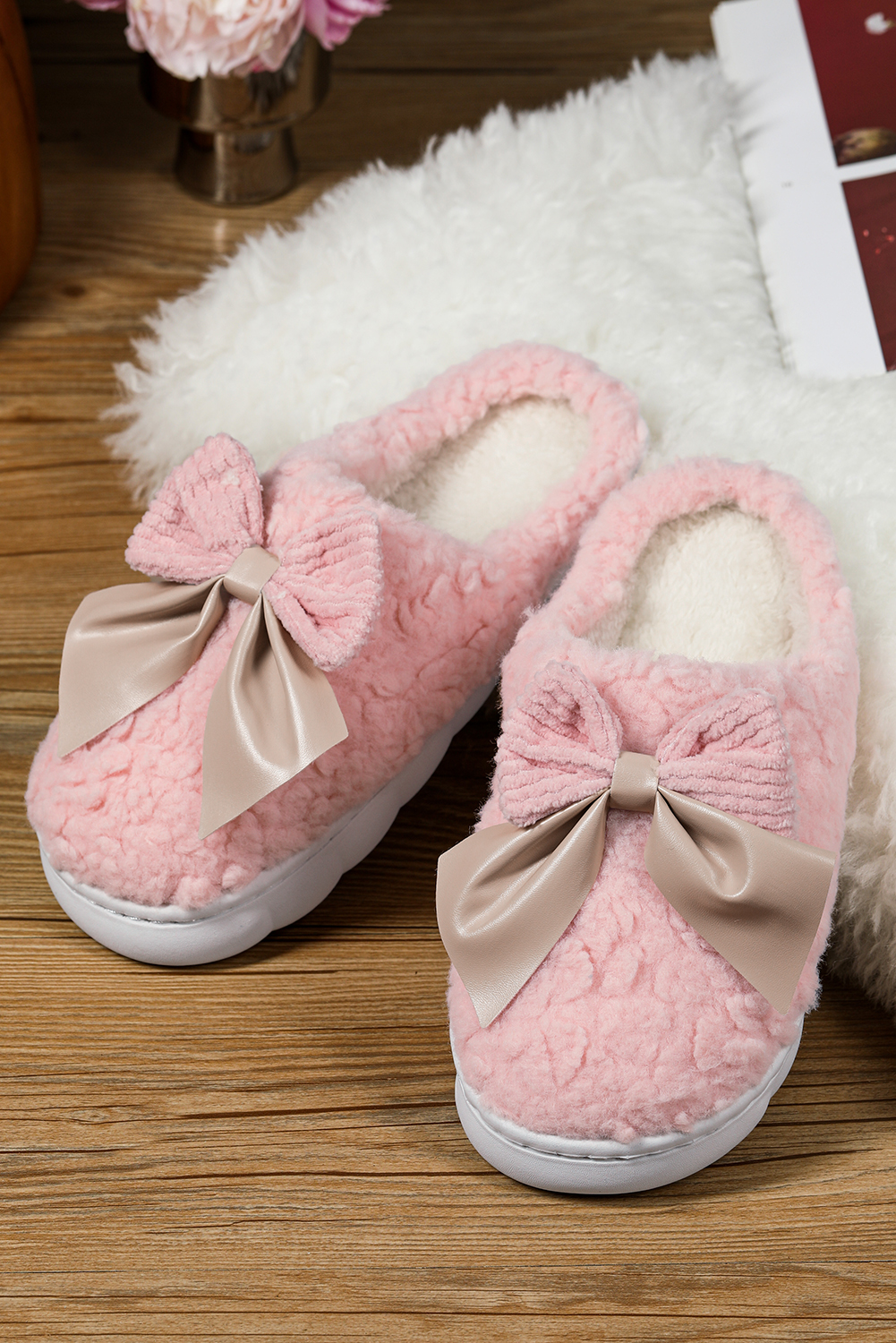 White Contrast Bowknot Applique Plush Winter Slippers (Colors May Differ by Batch)