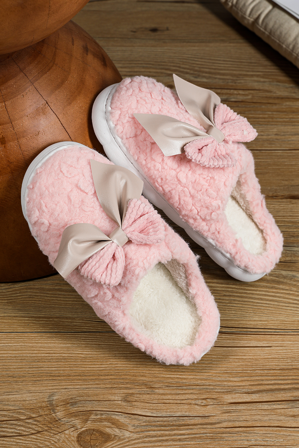 White Contrast Bowknot Applique Plush Winter Slippers (Colors May Differ by Batch)
