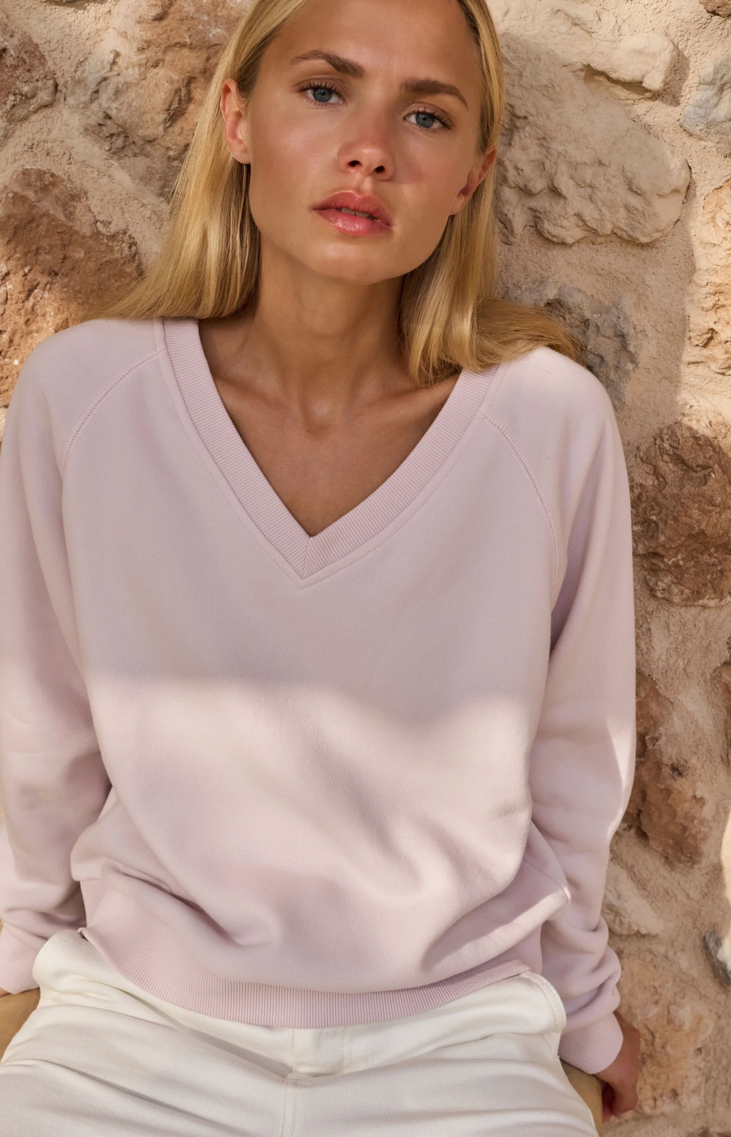Sweater with V-neck and ribbed trims