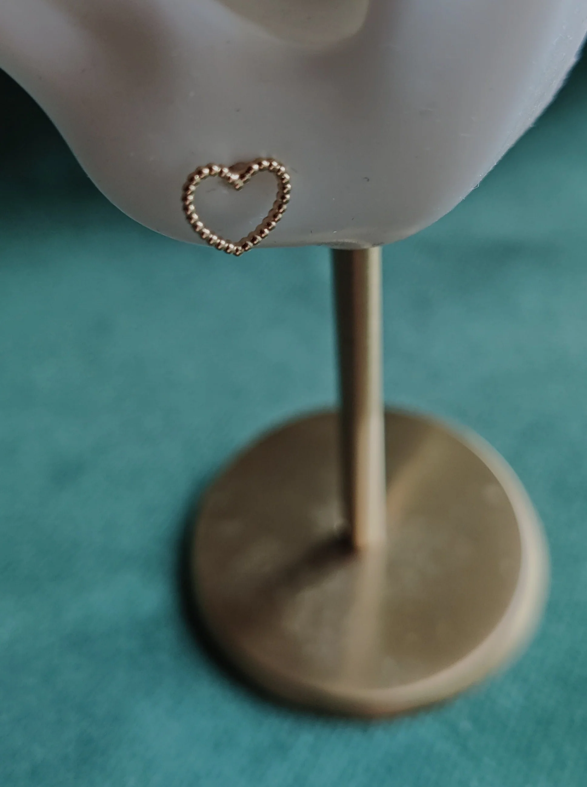 Oorbel in 14k geel goud met hartje - Elfie