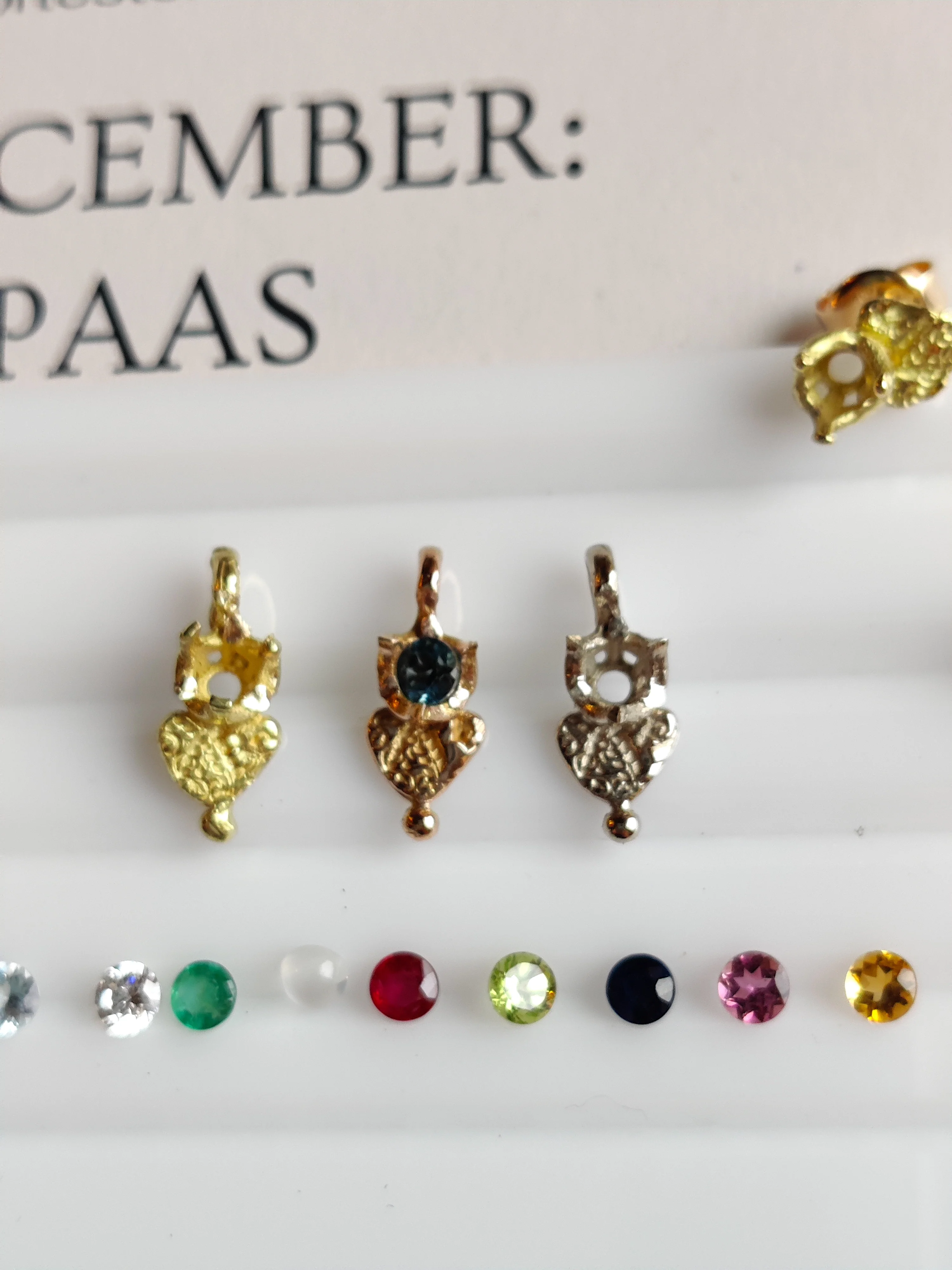 Oorbel in 18k geel goud met geboortesteen - Love (alle maanden)