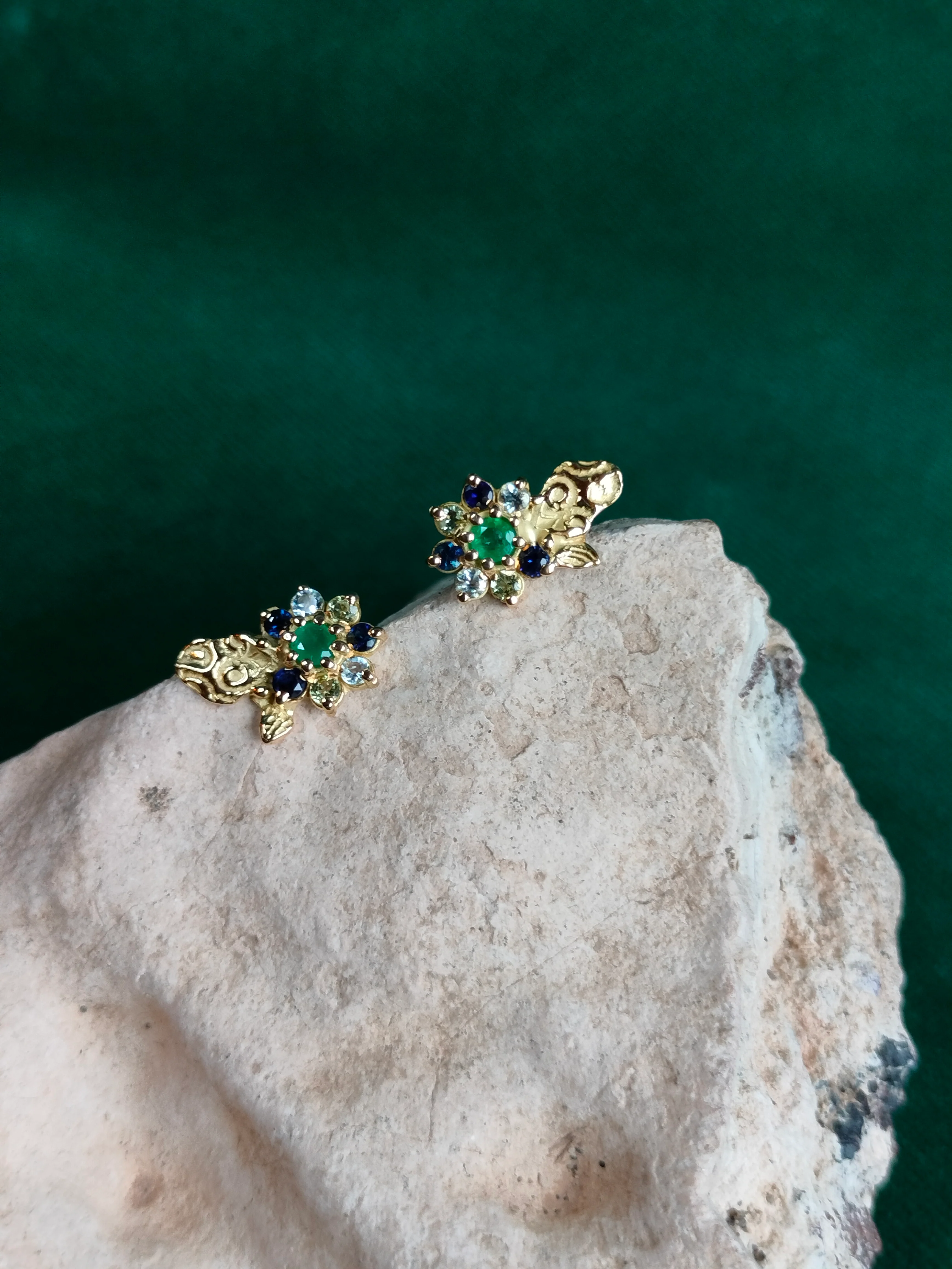 Oorbellen in 18k geel goud met smaragd, aqua, saffier en peridoot: Liene