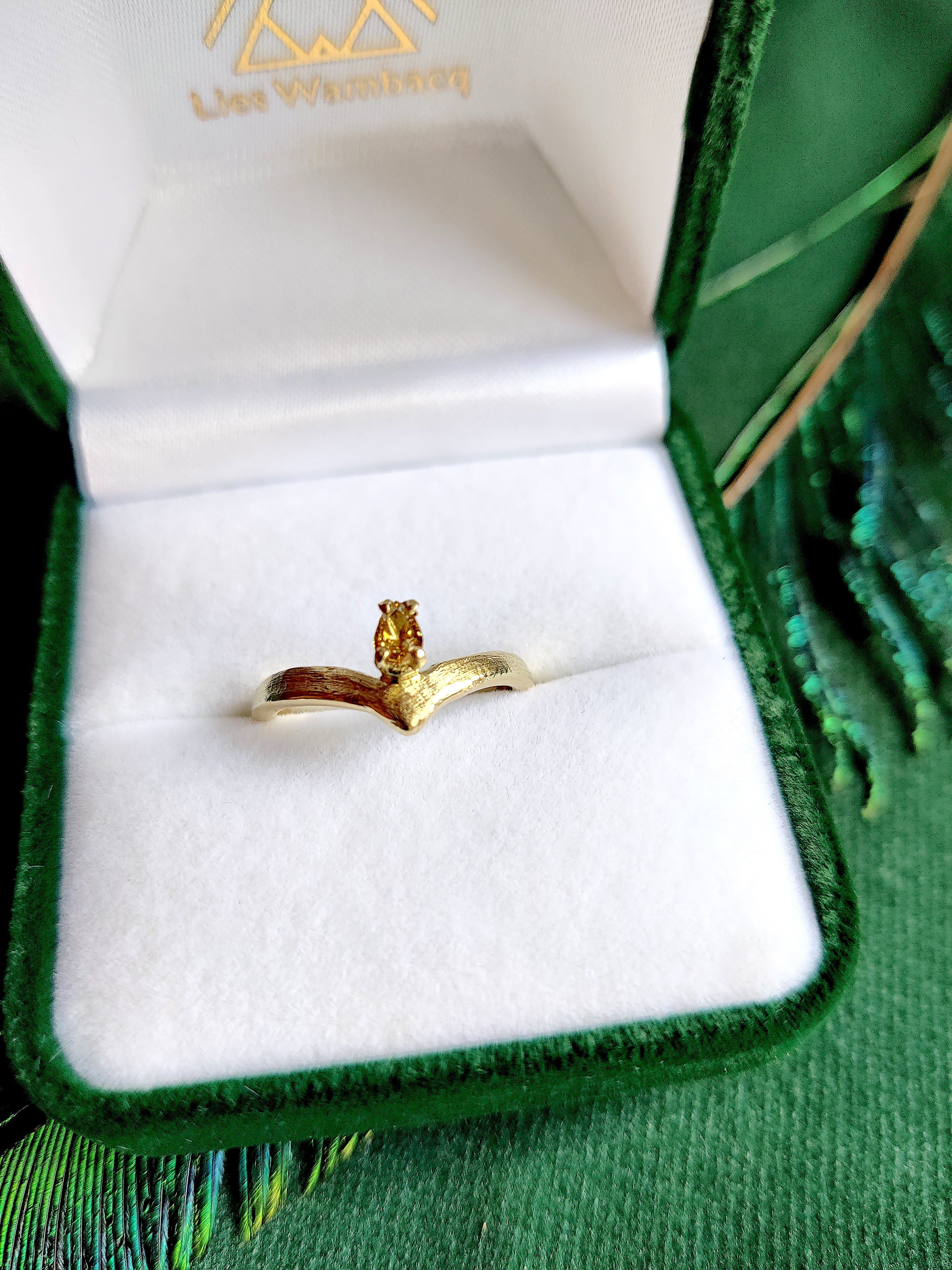 Ring in 14k geel goud met groene peer diamant: Magdalena