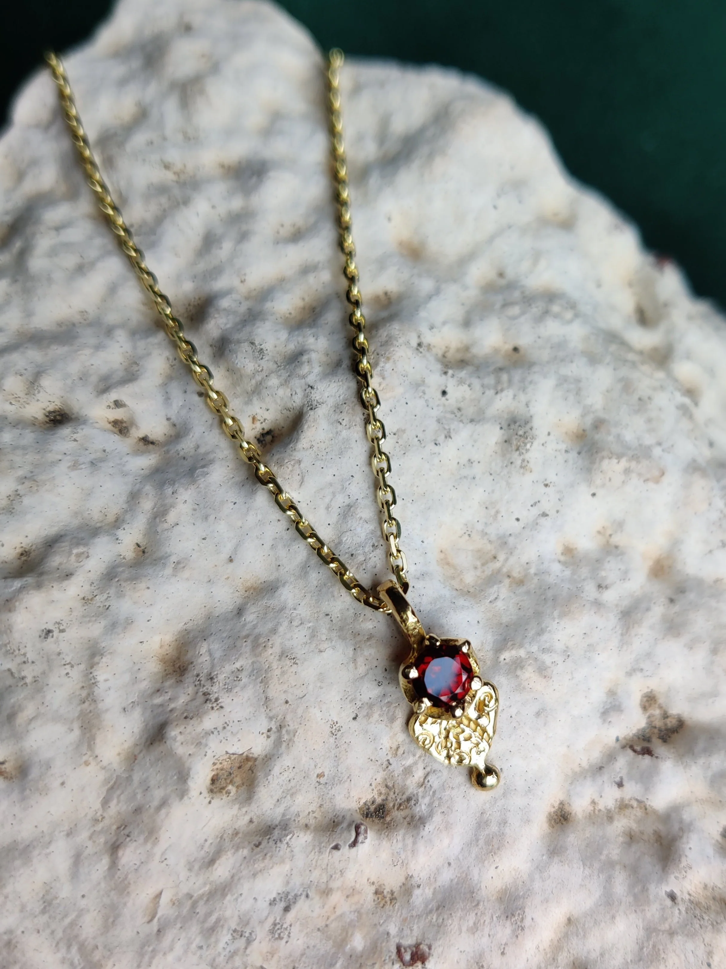 Hanger in 18k geel goud met granaat - Love