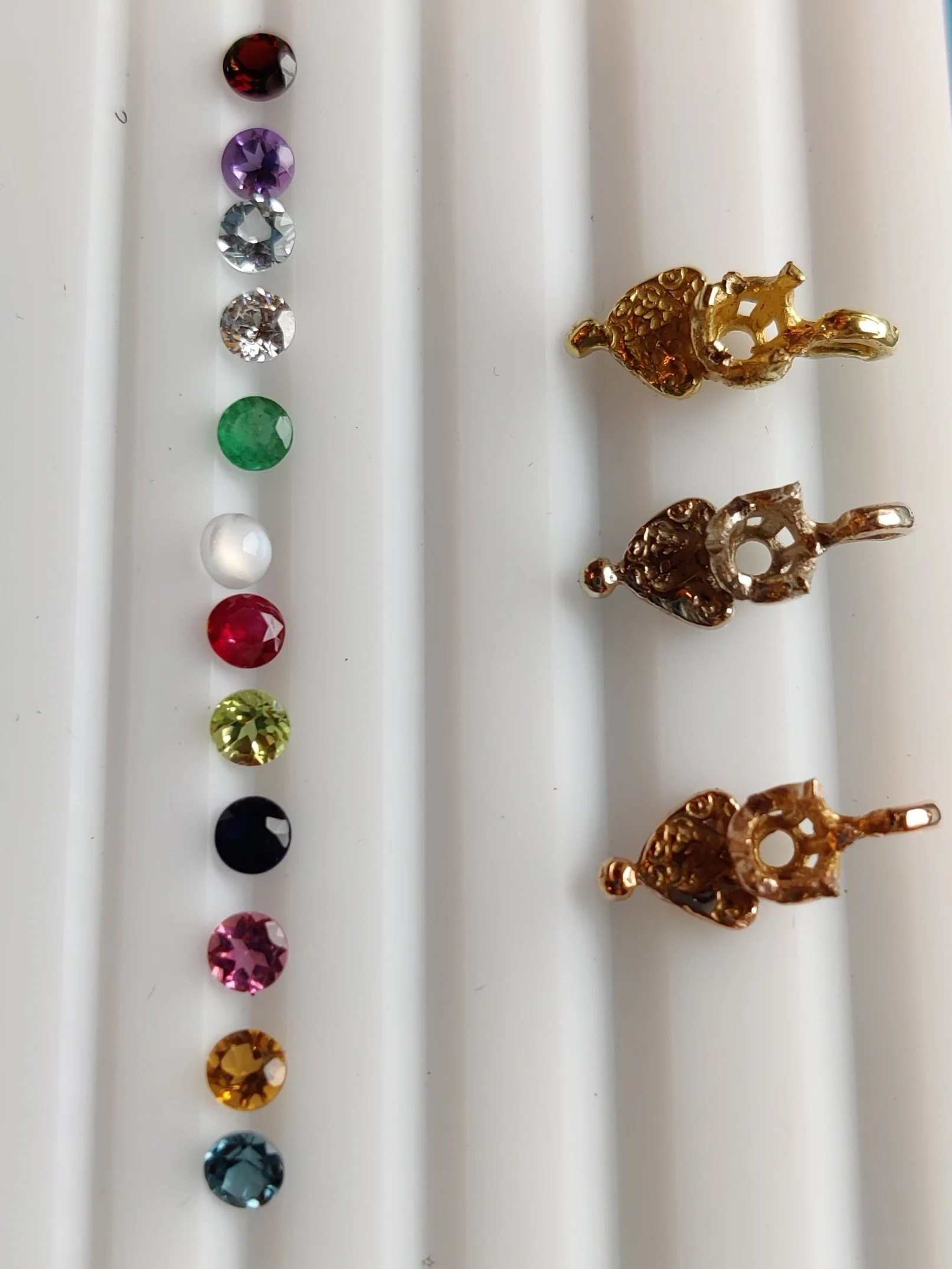 Oorbel in 18k geel goud met geboortesteen - Love (alle maanden)