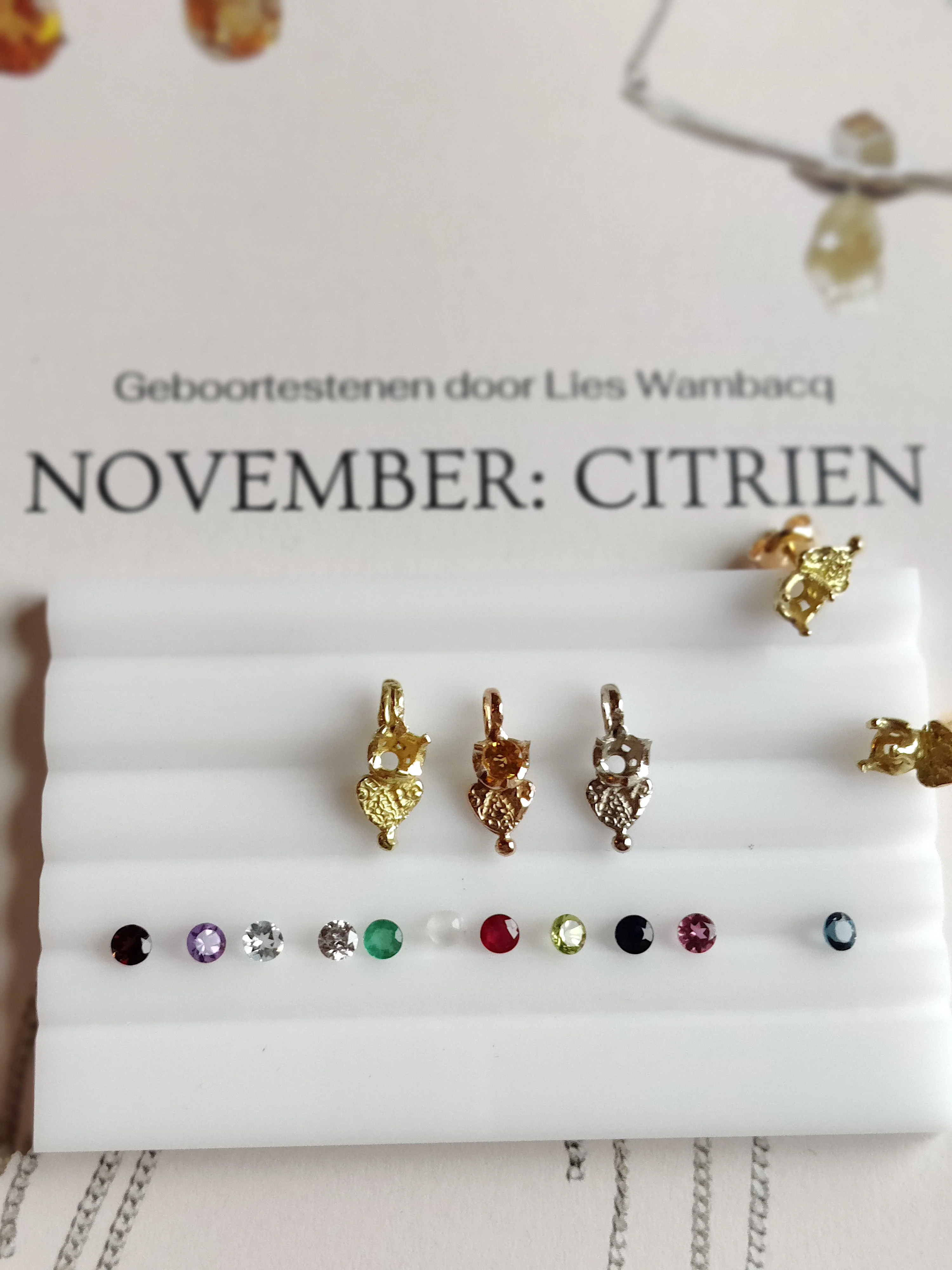 Oorbel in 18k geel goud met geboortesteen - Love (alle maanden)