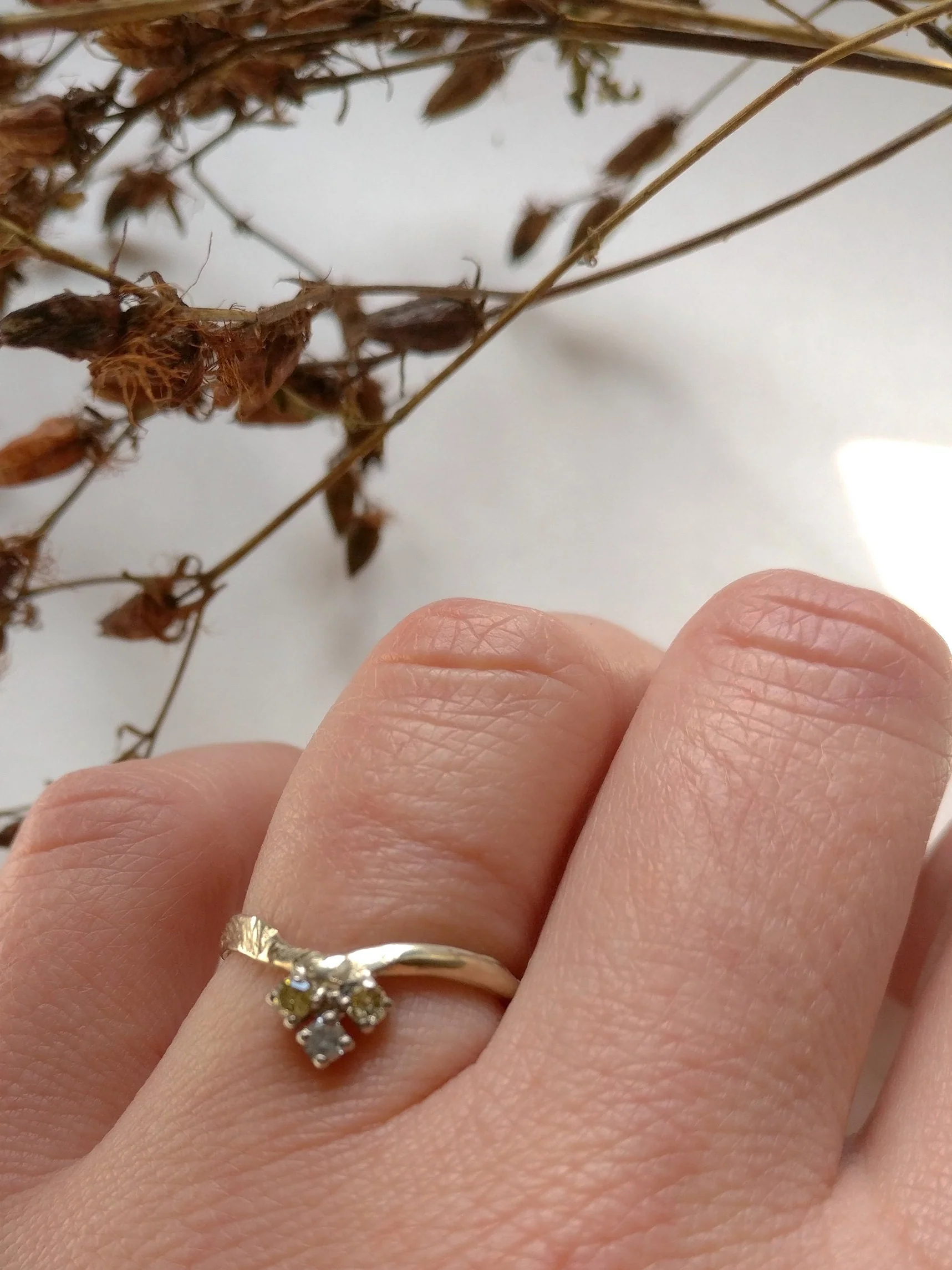 Ring in 18K champagne goud met drie diamantjes: Rosanne
