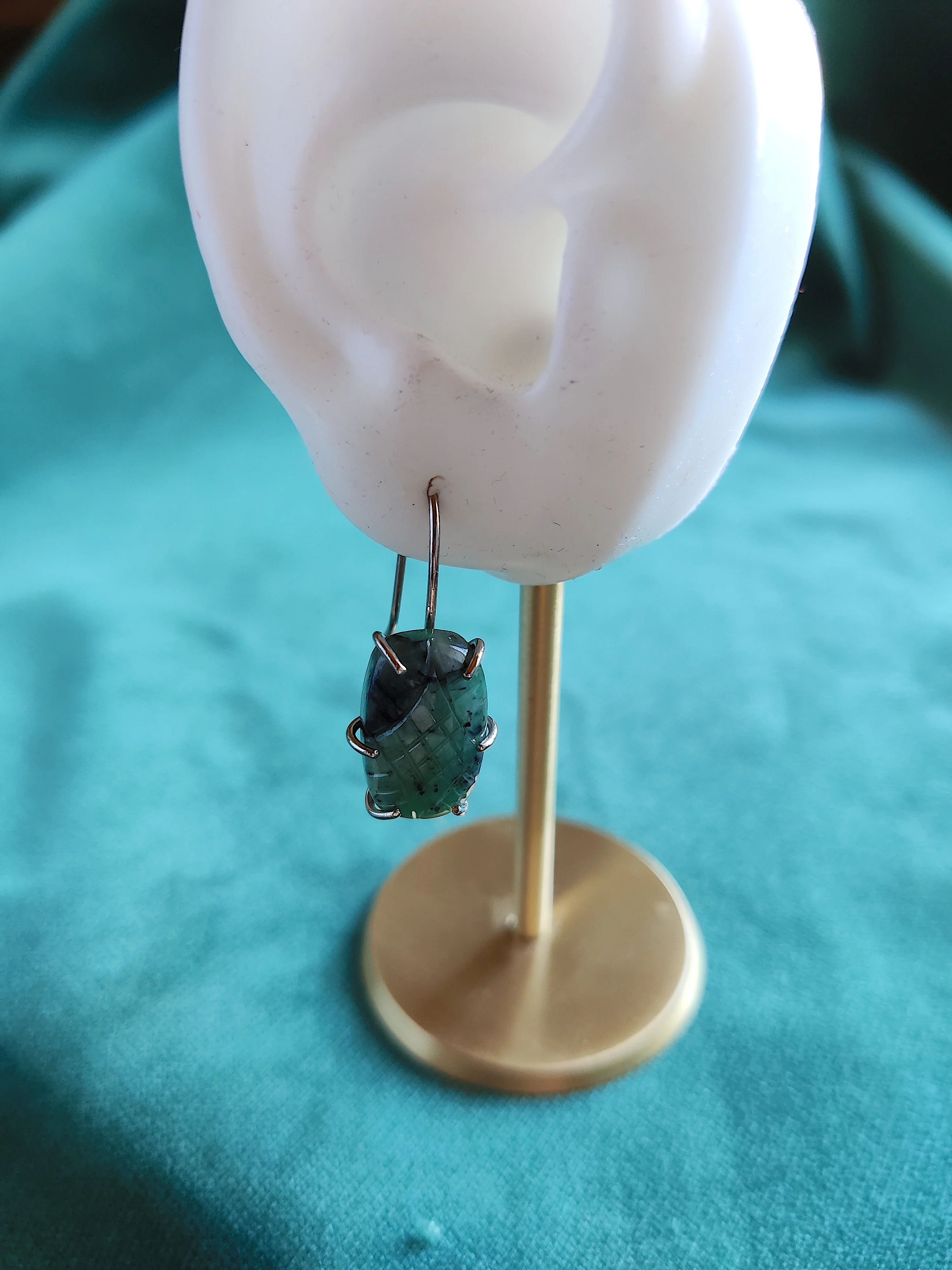 Oorhanger in 18k wit goud met smaragd: Nell