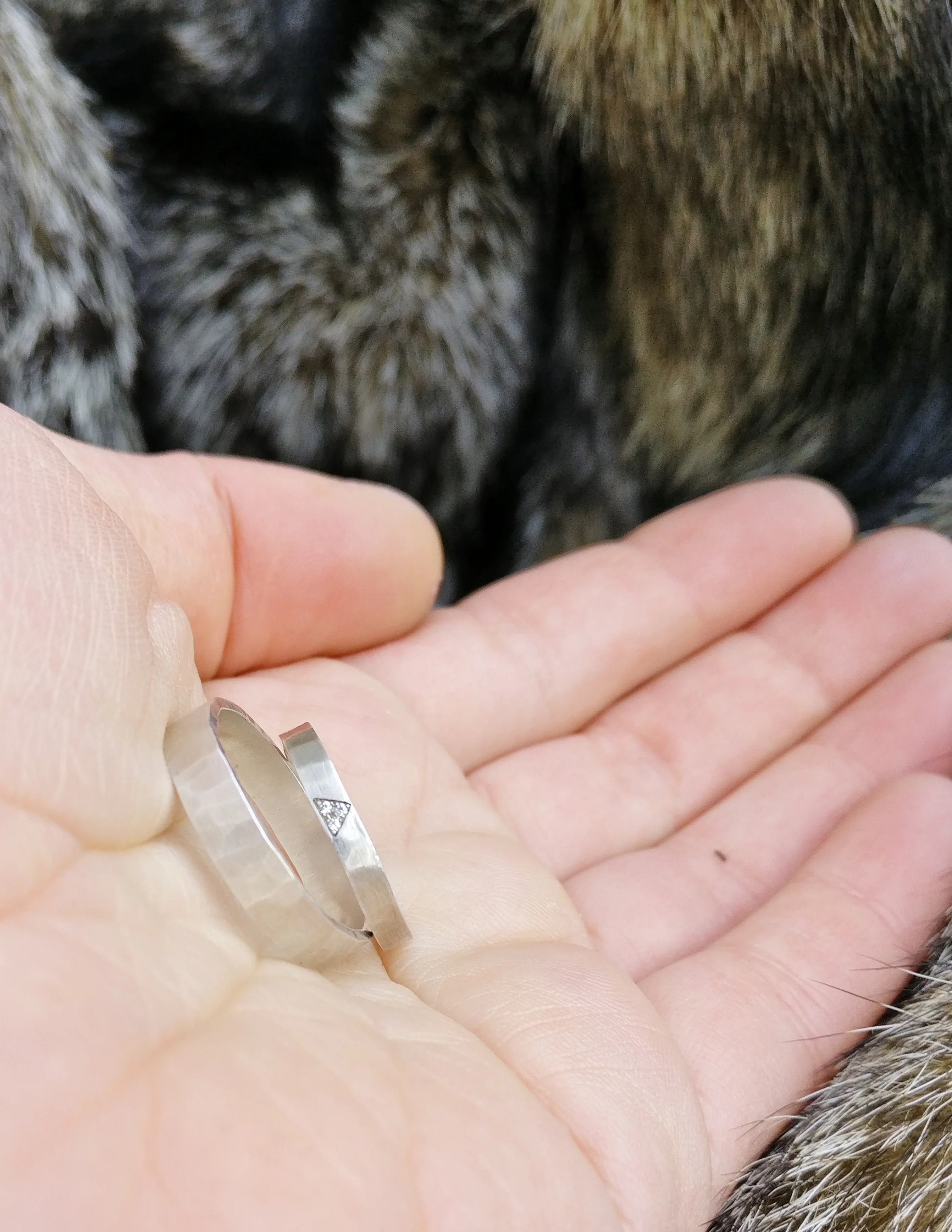 Trouwringen in 18k wit goud met diamant: Yoko en John