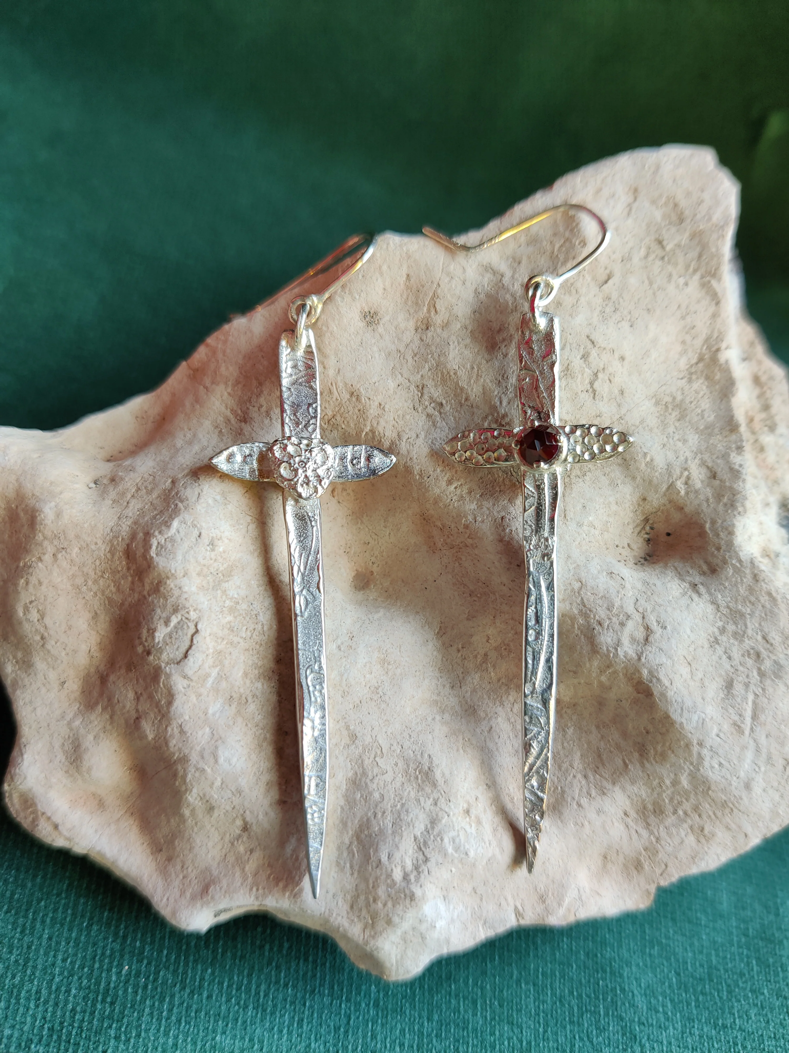 Oorbel in zilver - zwaard met agaat: Zora