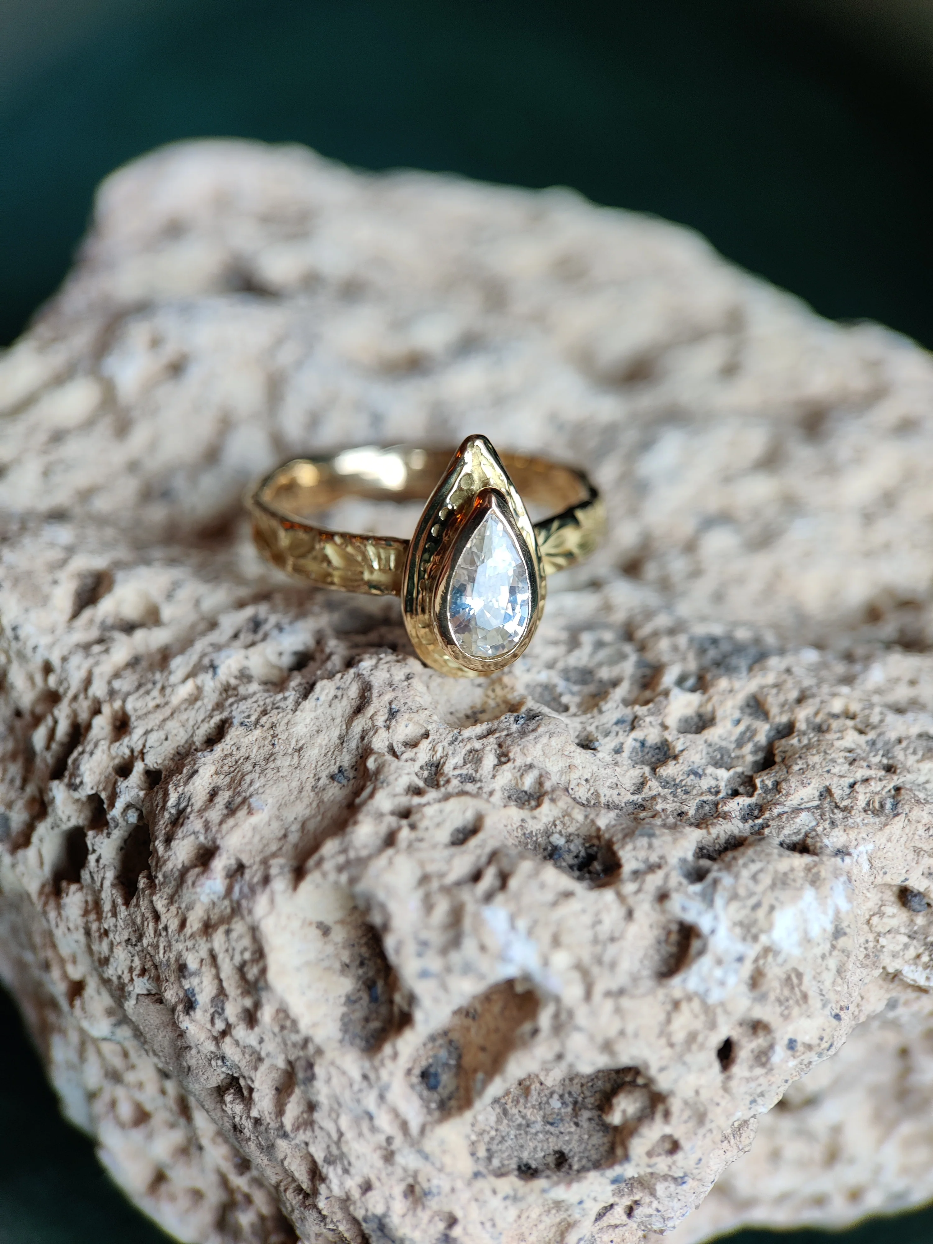 Ring in 18k geel goud met witte facet saffier: Mire