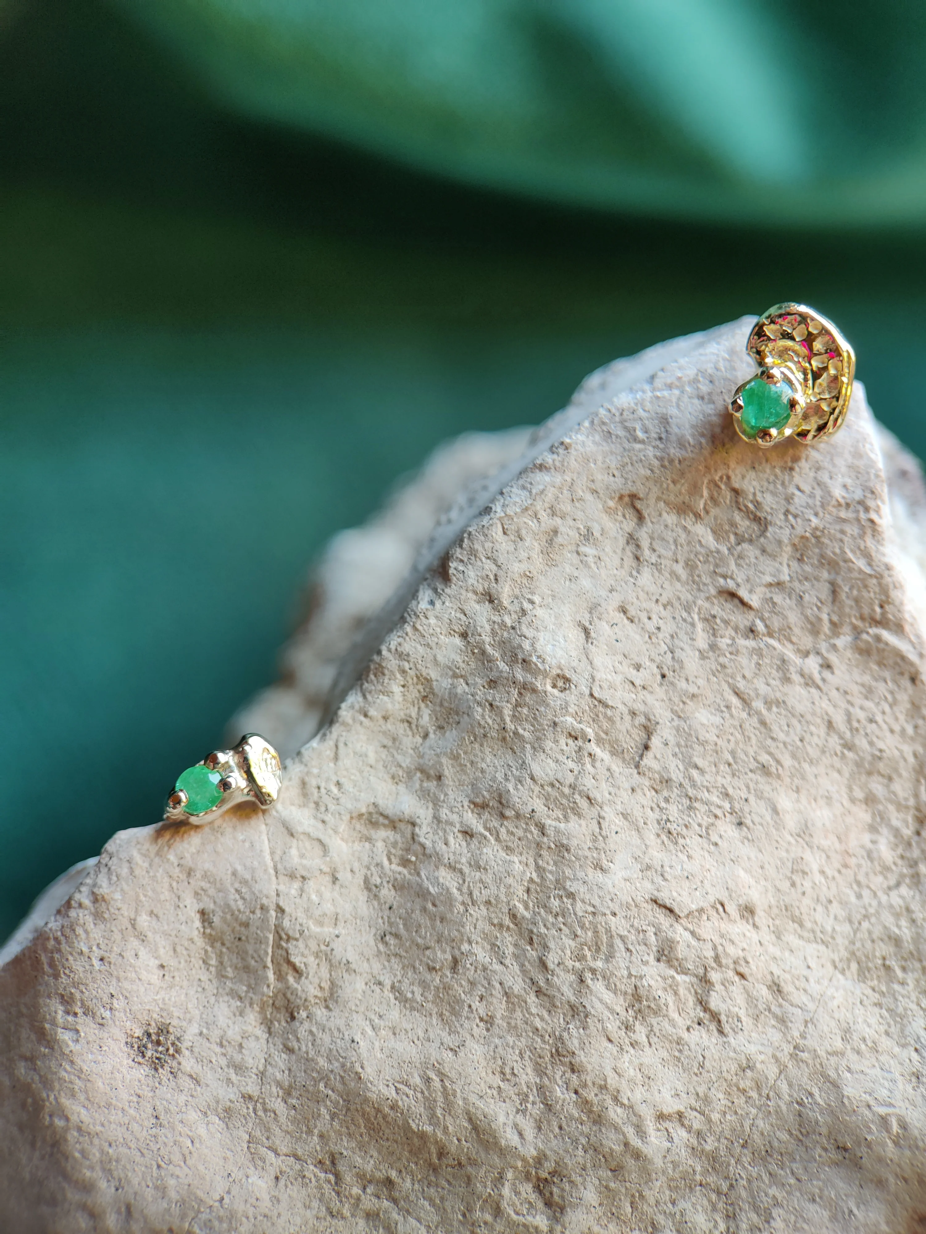 Losse oorbel of neuspiercing in 18k wit goud met smaragd: Leanna