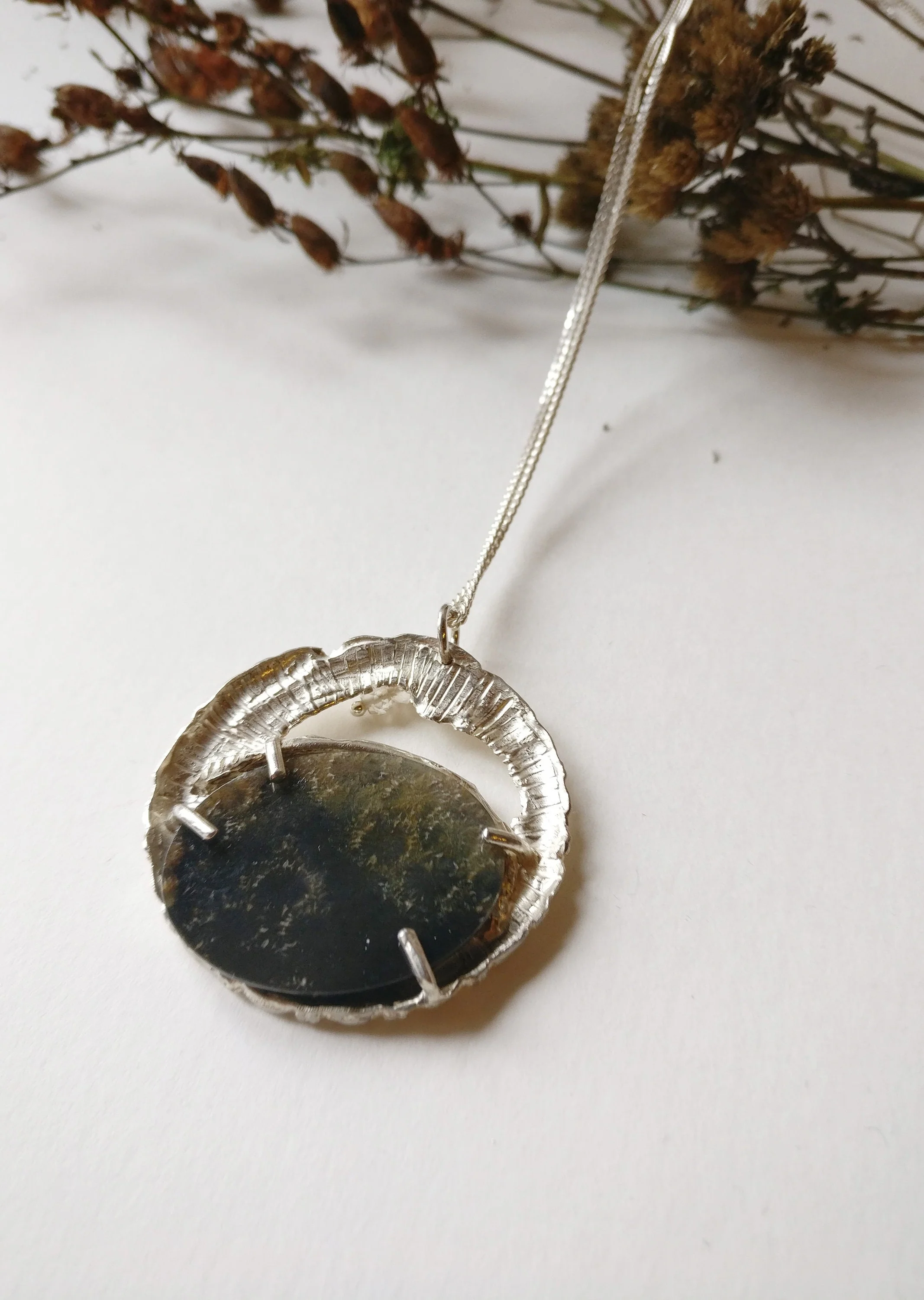 Ketting in zilver met ovalen grote steen en rookkwarts kraaltjes: Fossiel Koraal