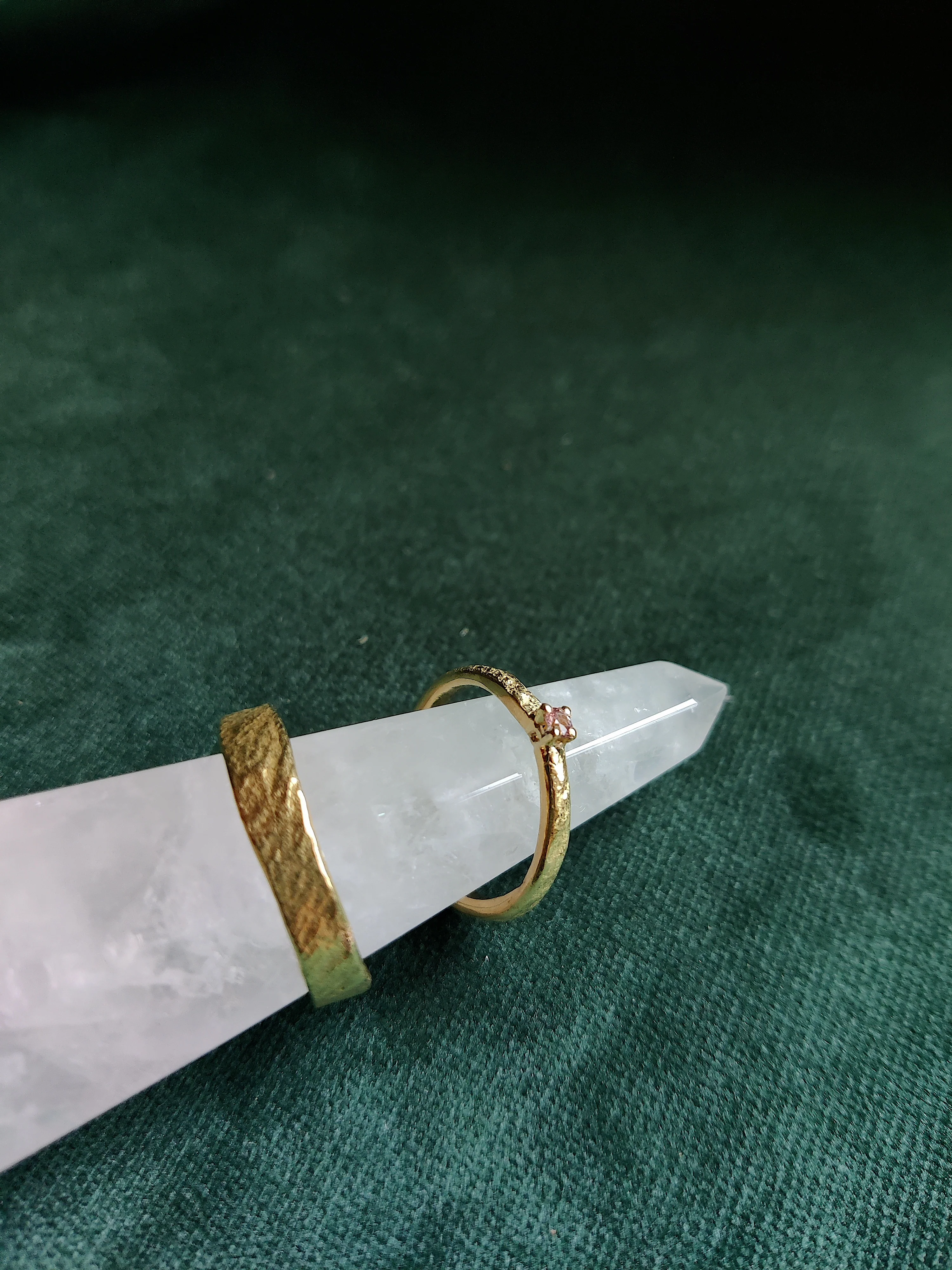 Trouwringen in 18k geel goud met licht paarse saffier - Brigitte en Emmanuel