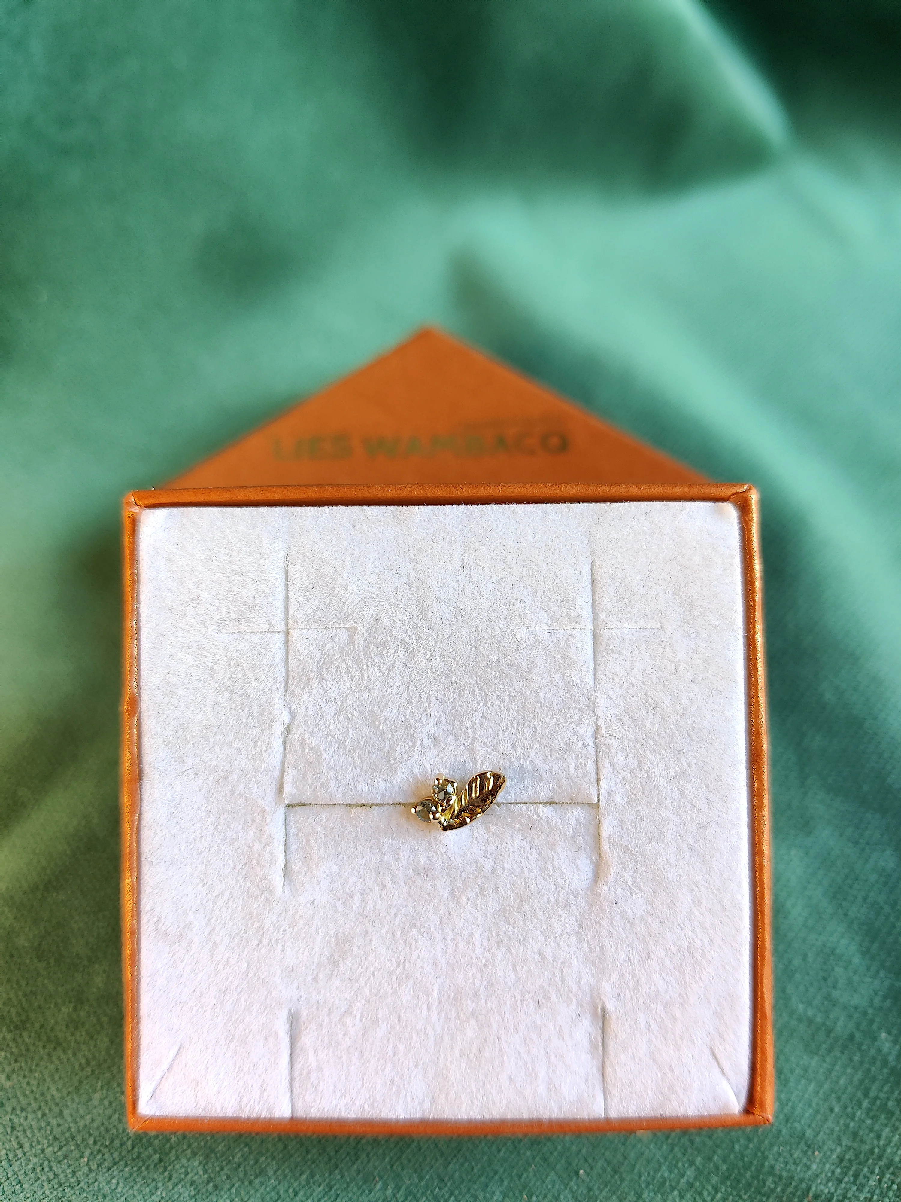 Neuspiercing in 18k geelgoud met groene saffier - Liv