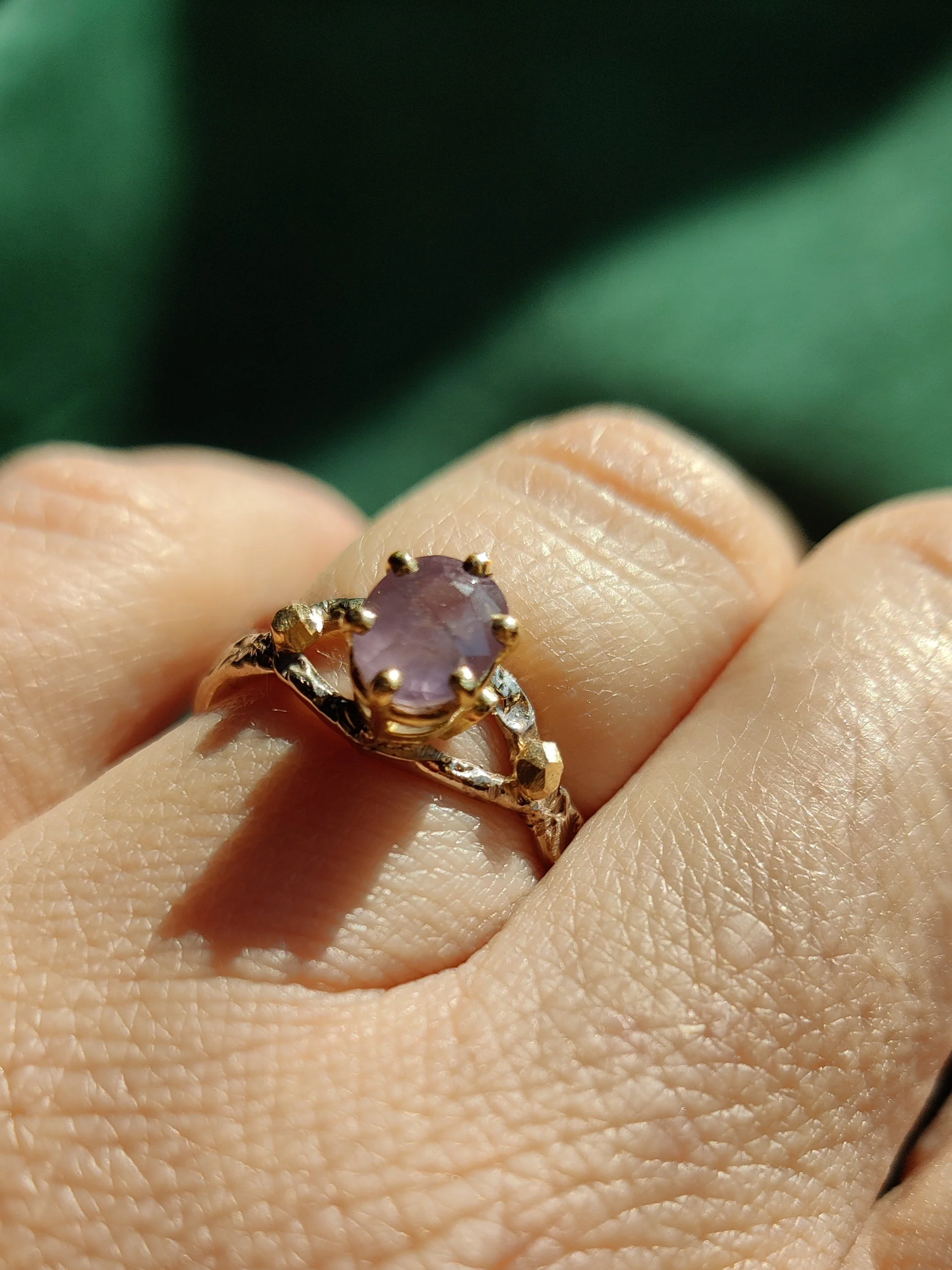 Ring in 18 K geel en wit goud met licht roze opaliserende saffier: Fiera