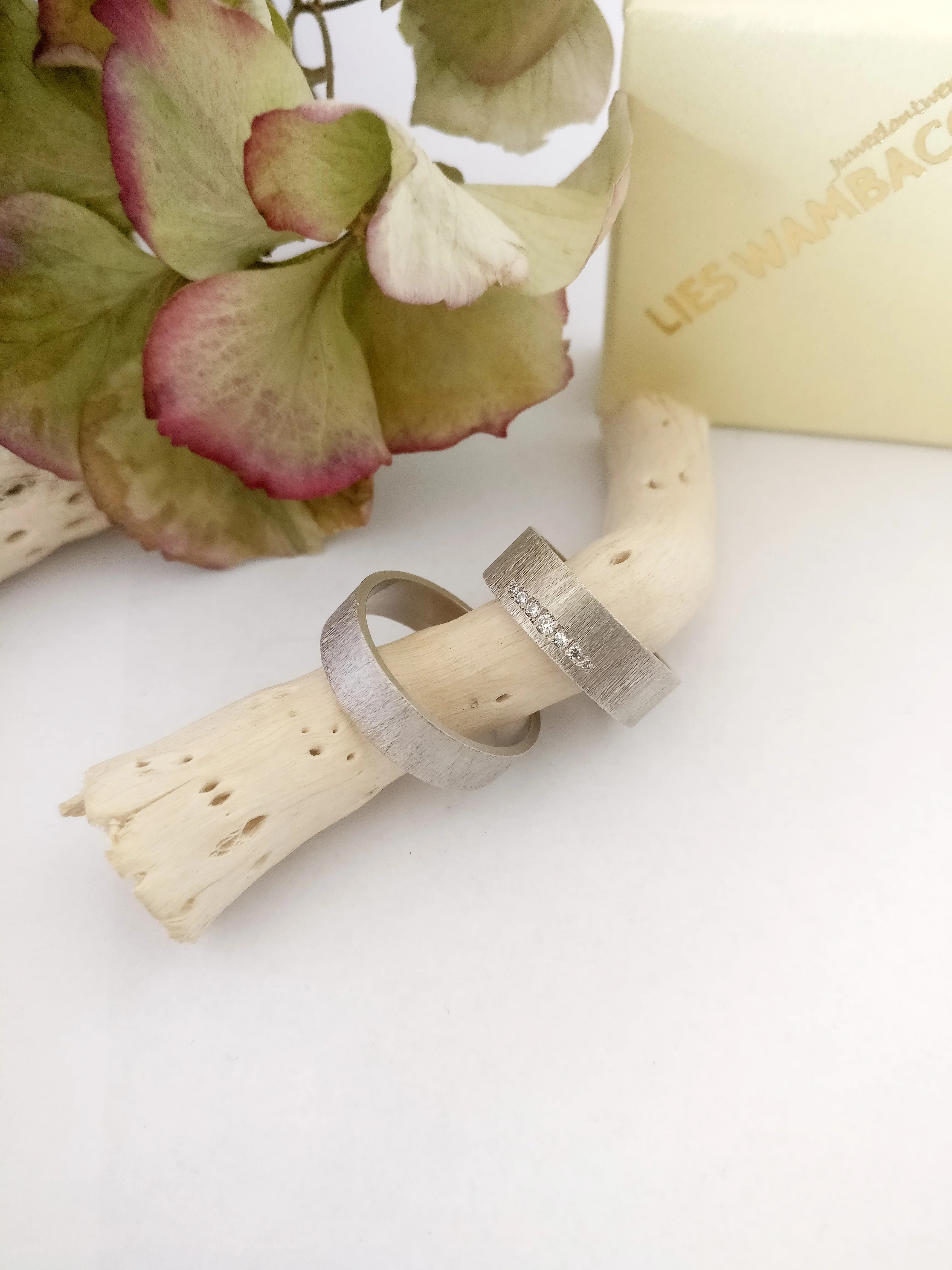 Trouwringen in 18k wit goud met diamant: Jackie en John F