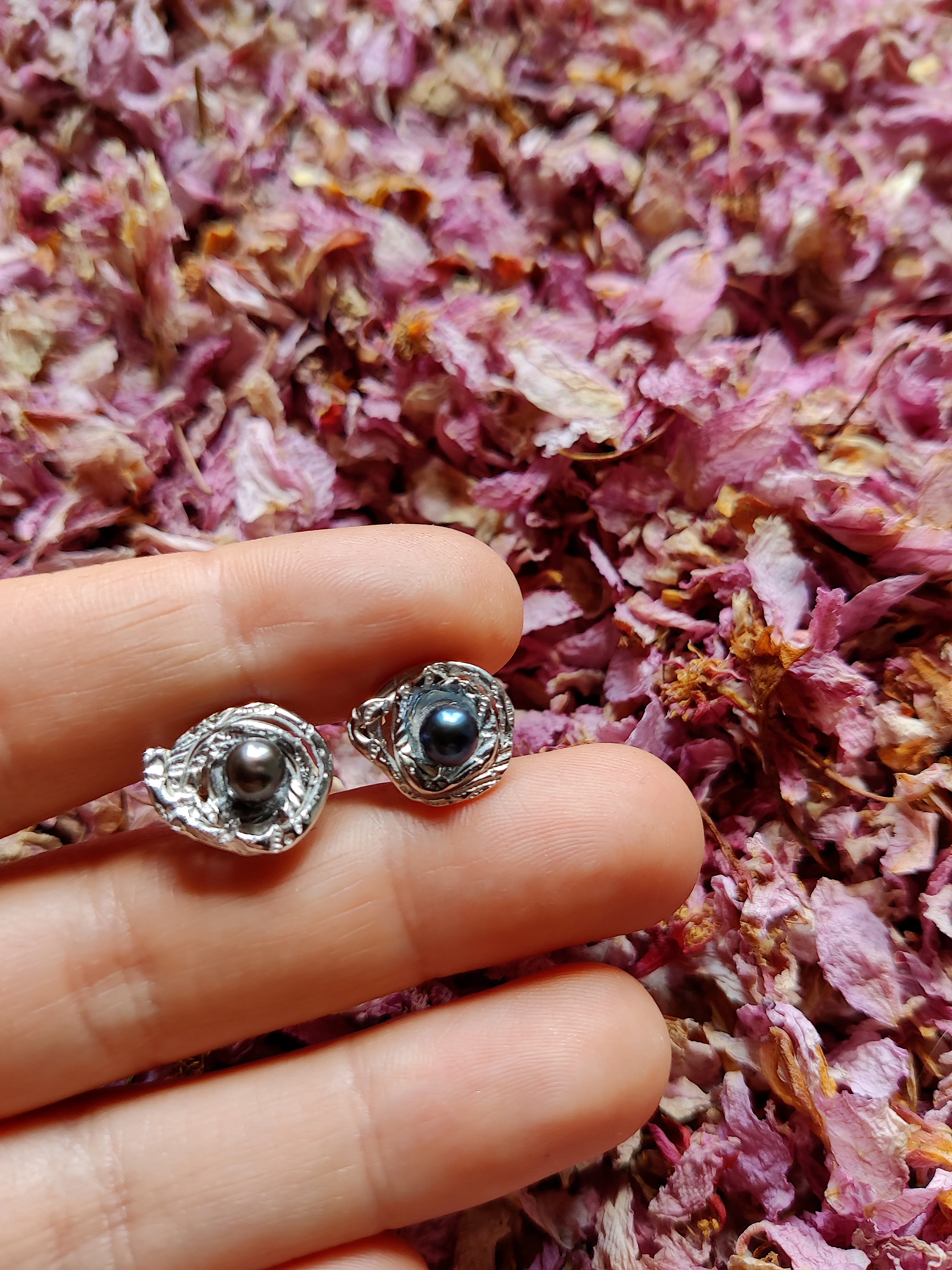 Oorbel in gerhodineerd zilver met blauwe en zwarte parel: Oil