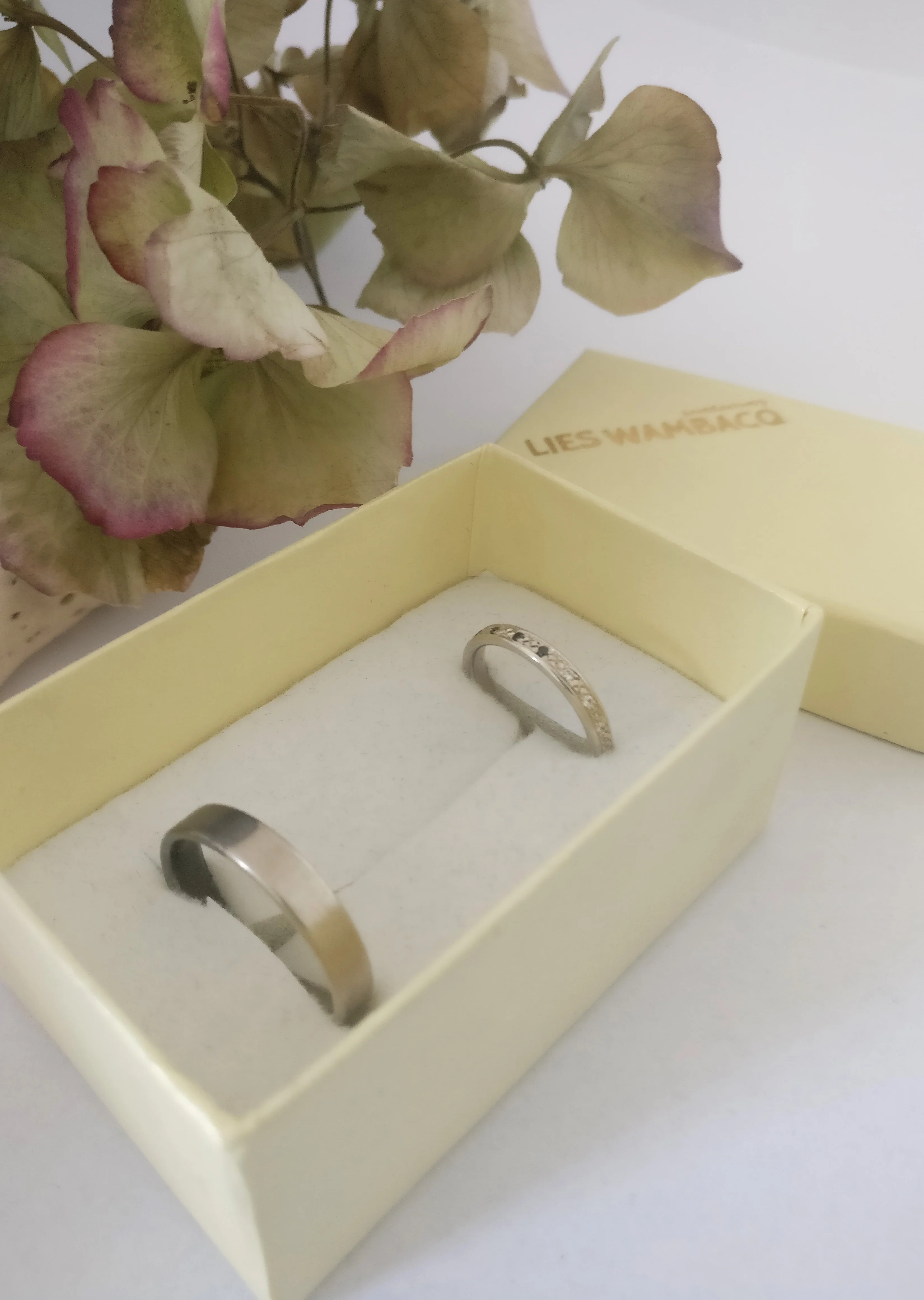 Trouwringen in 18k wit goud met witte en zwarte diamant en zwarte rhodium: David en Iman