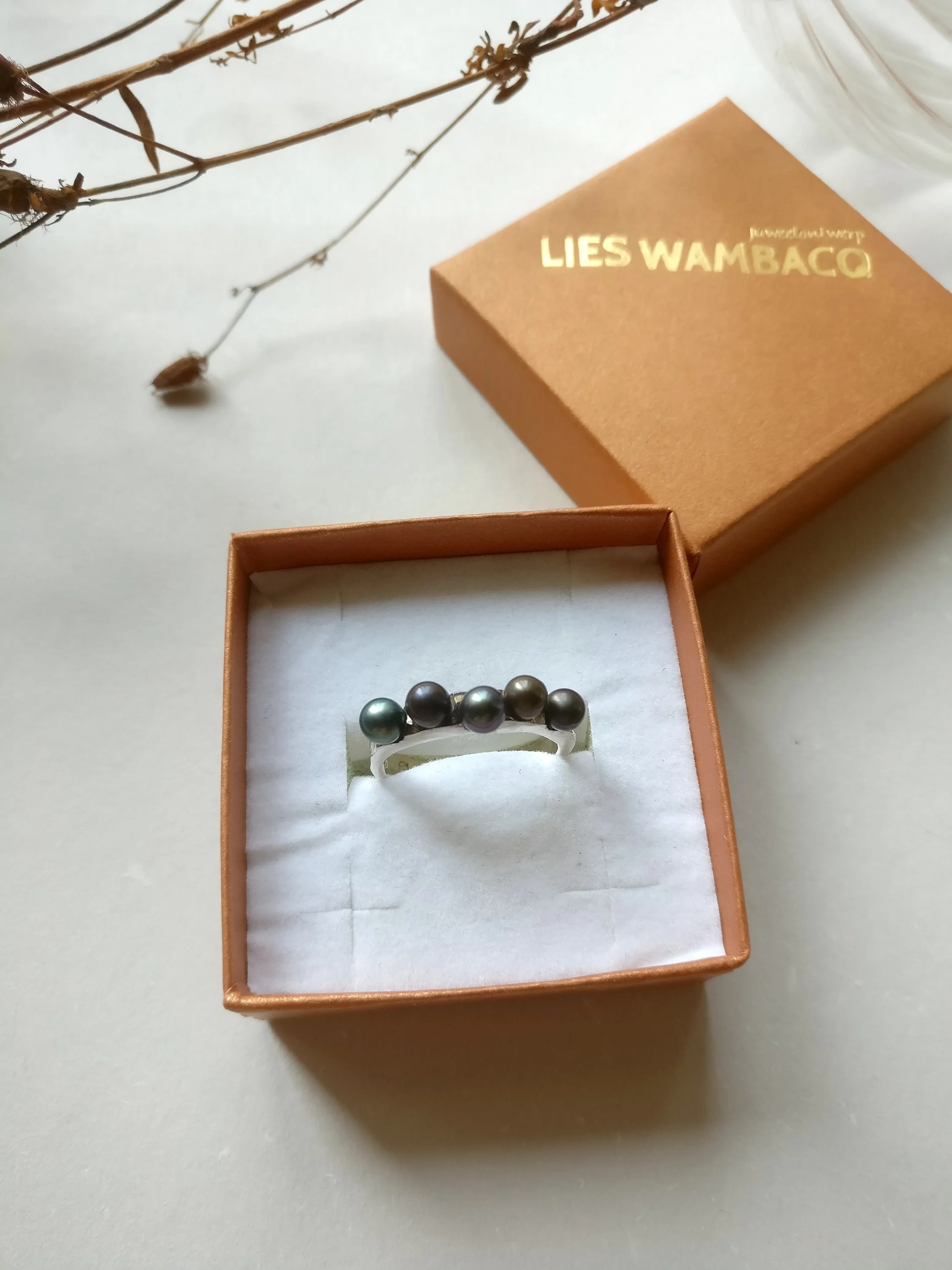 Zilveren ring met zwarte parels: Estee
