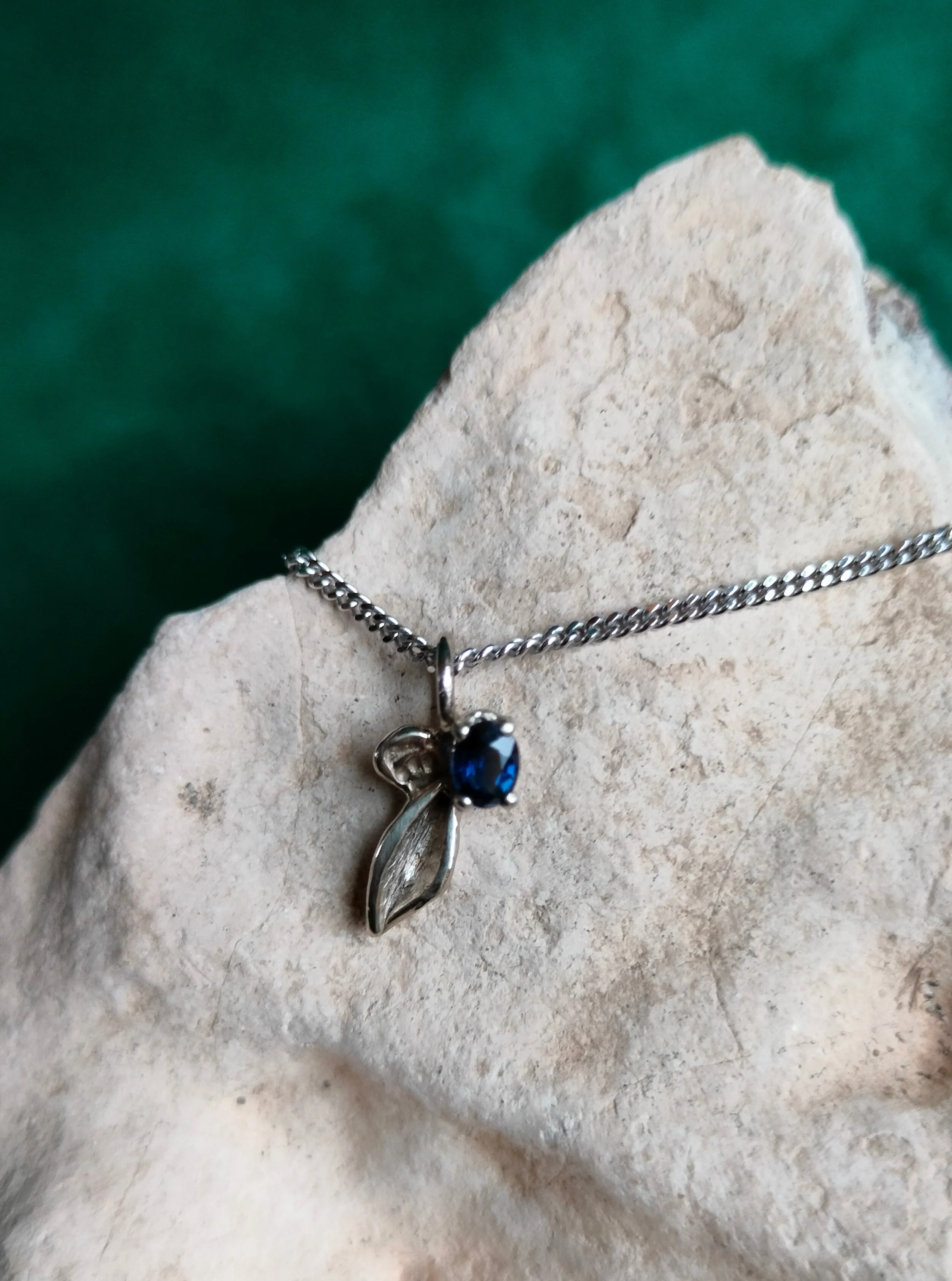 Hanger in 18K wit goud met blauwe saffier: Lieve