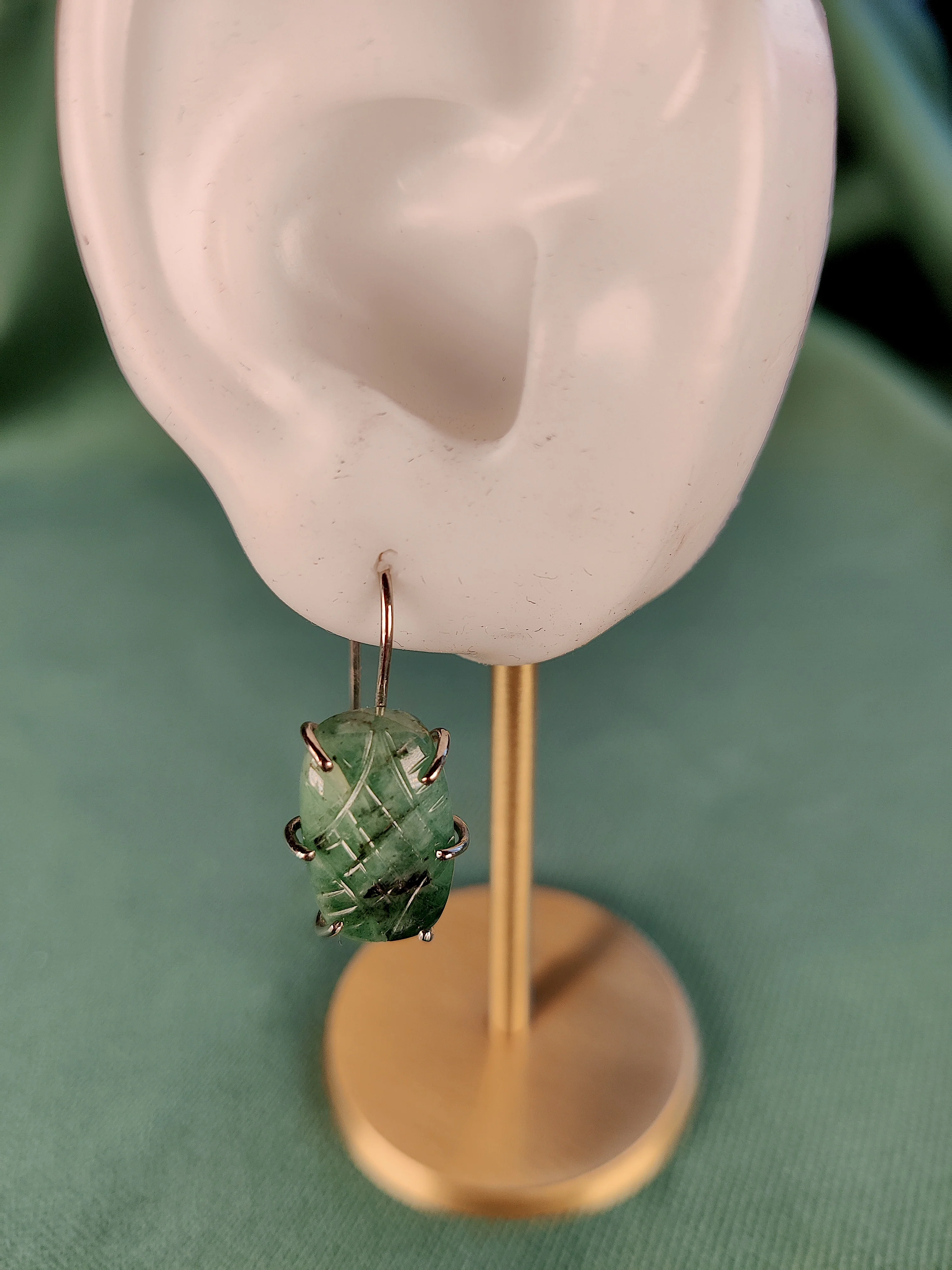 Oorhanger in 18k wit goud met smaragd: Nell