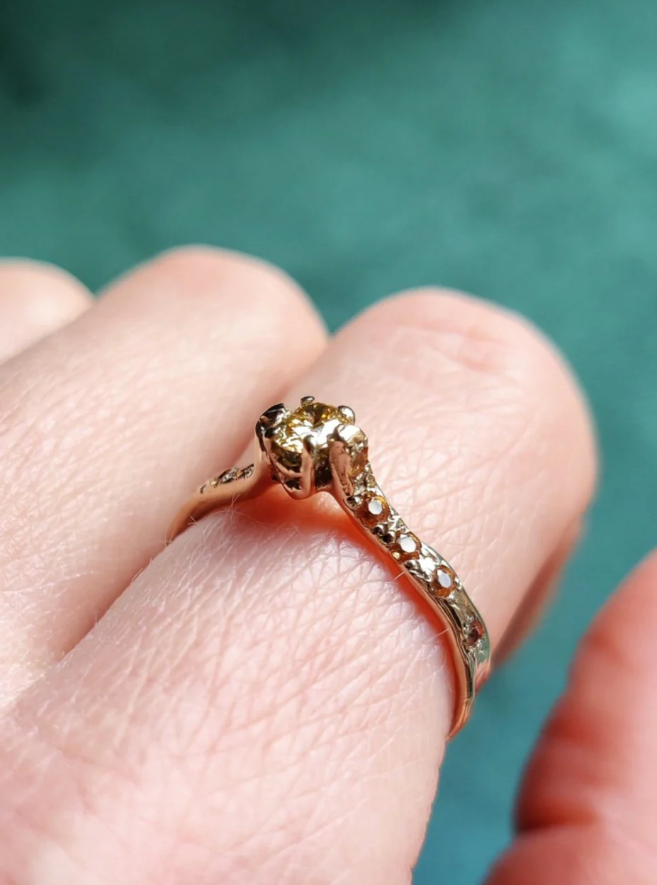 Ring in 18k wit goud met lichtgele diamant en oranje saffieren - Janna