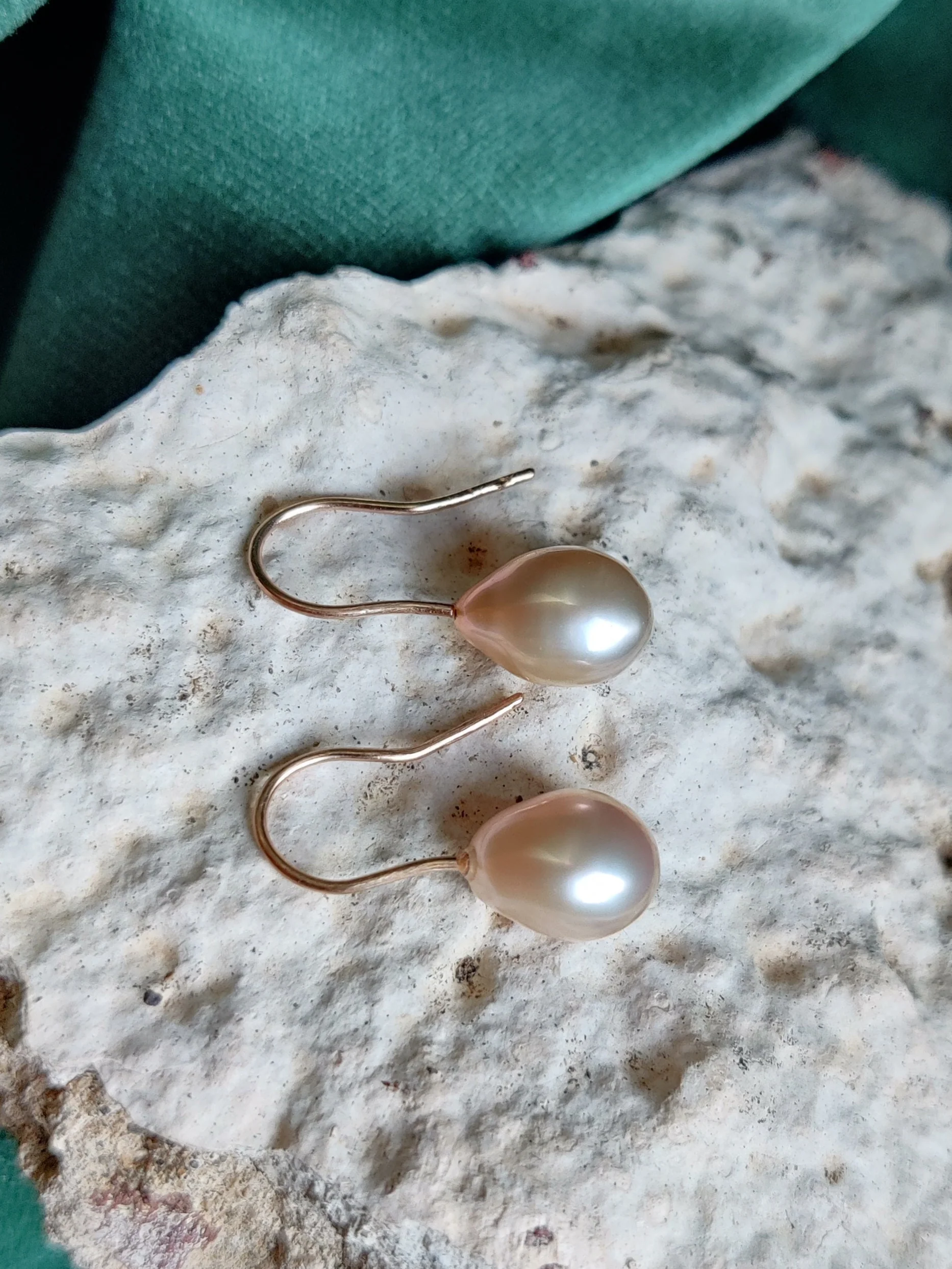 Oorbel in 18 K rood goud met roze parel: Else