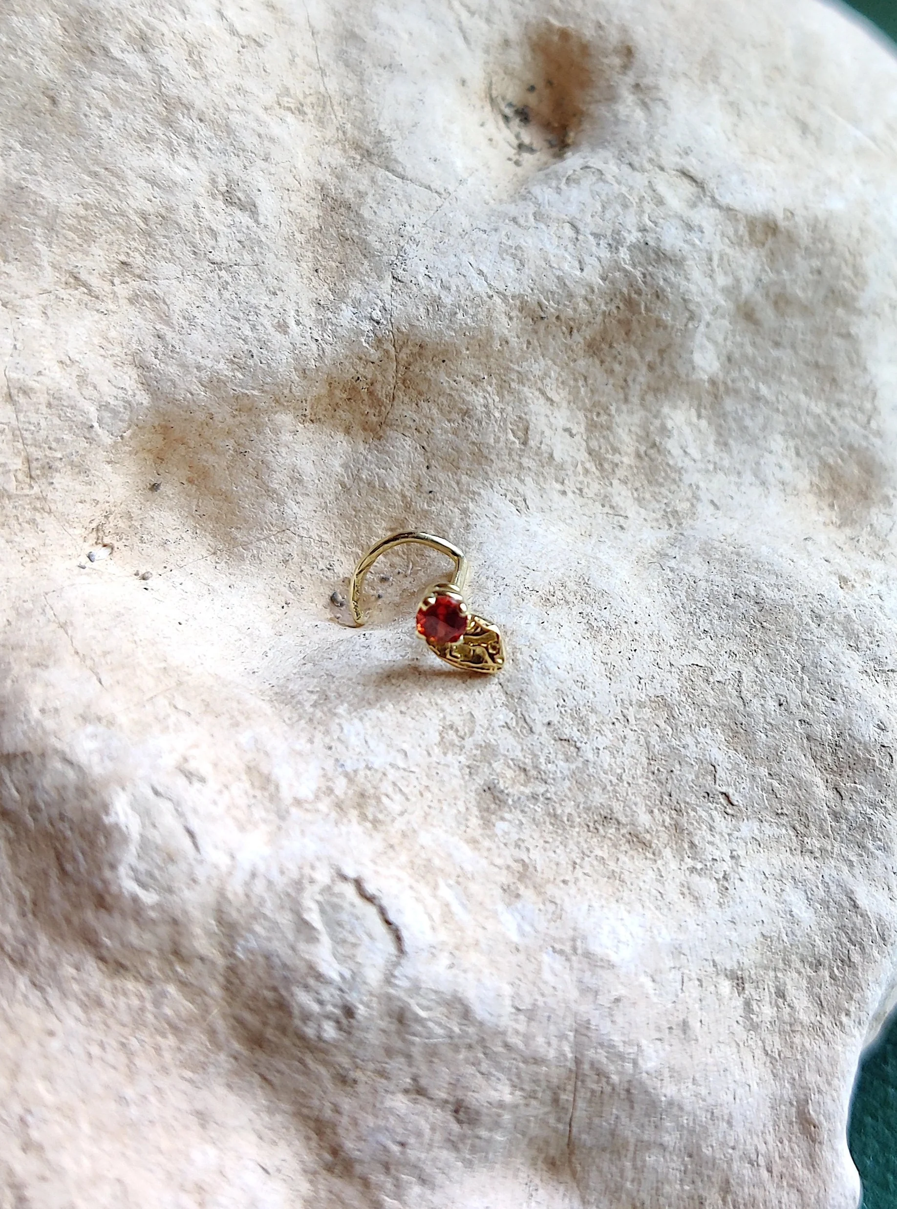 Neuspiercing in 18k geelgoud met rode saffier - Bambi