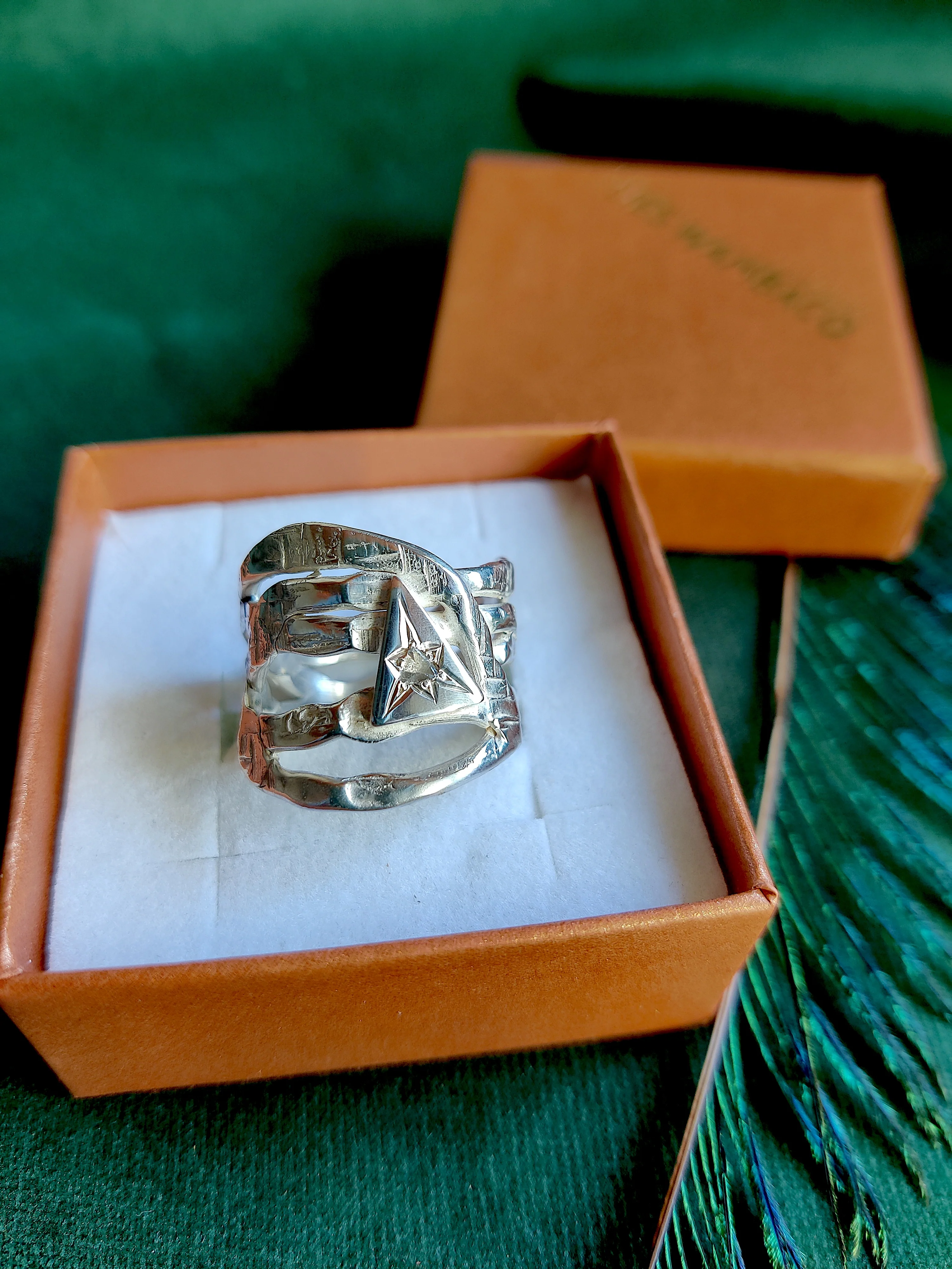 Ring in zilver: Roosgeslepen driehoek