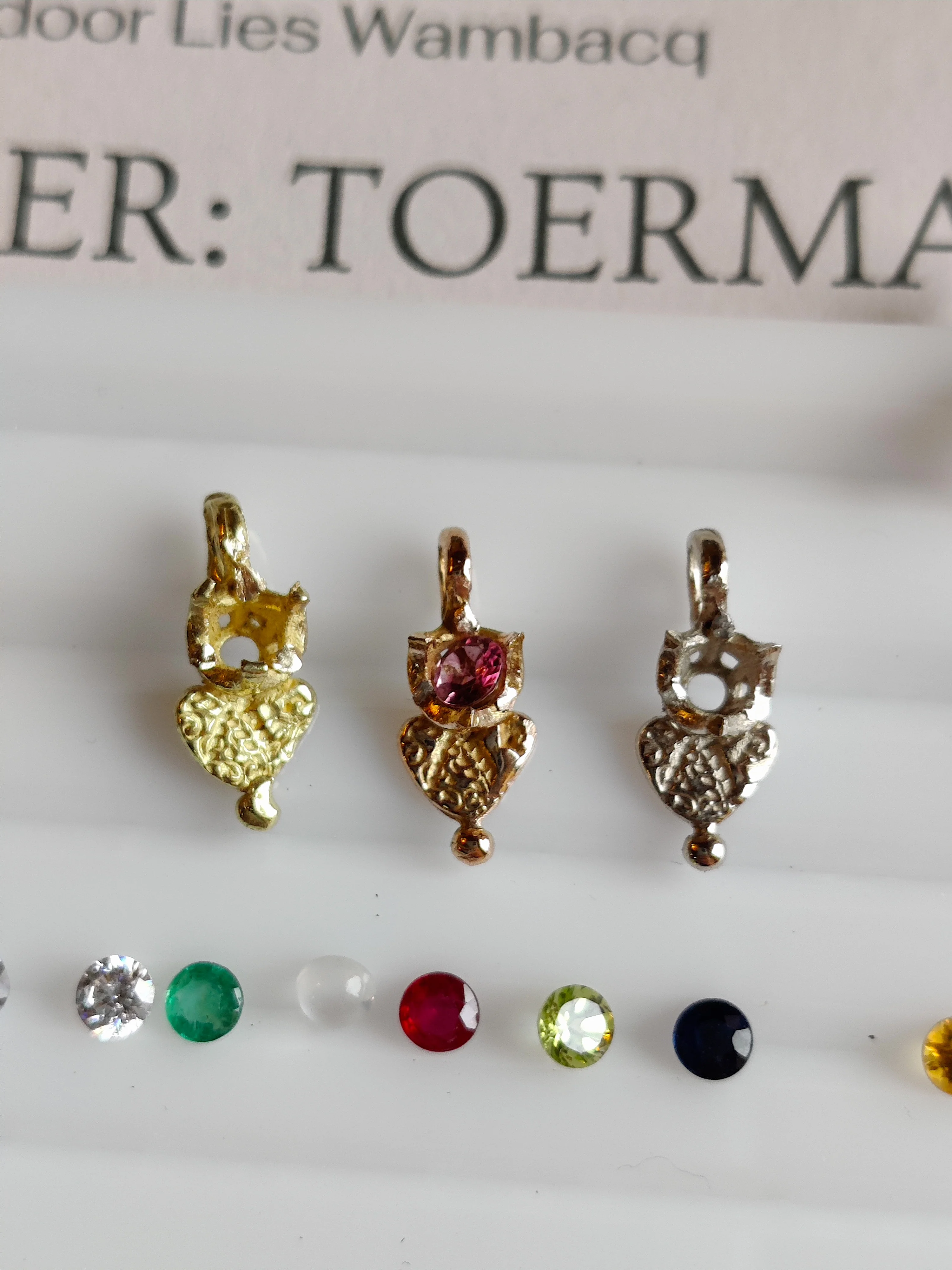 Oorbel in 18k geel goud met geboortesteen - Love (alle maanden)