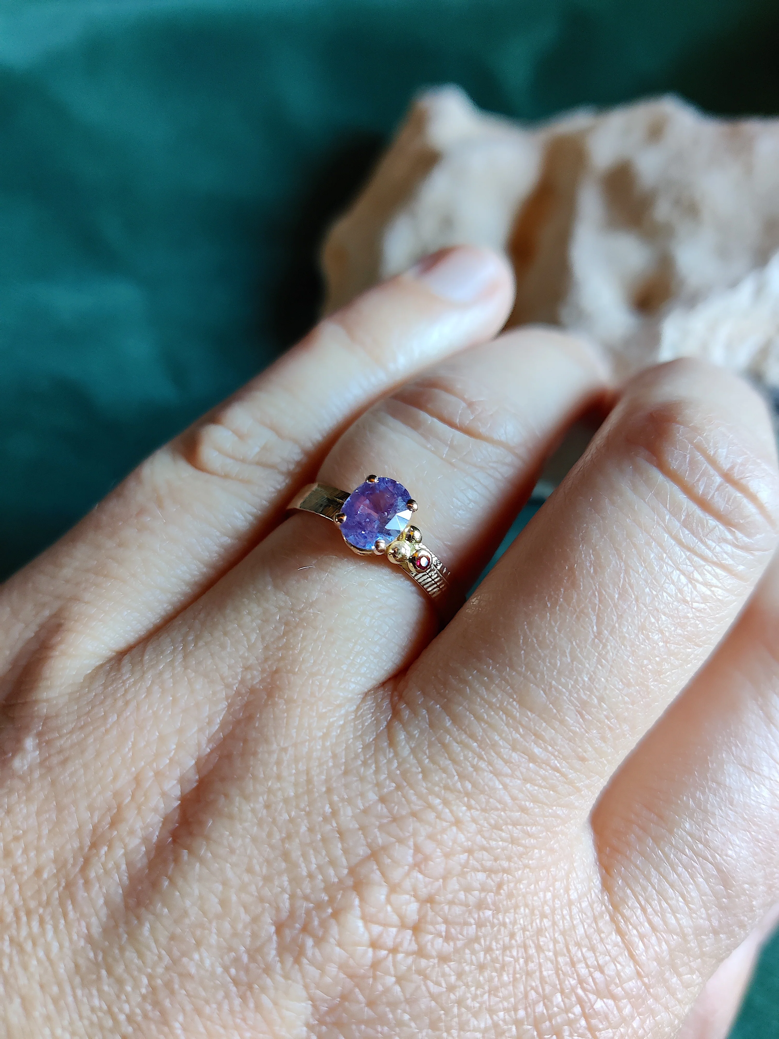 Ring in 18K rosé goud met paarse saffier en granaatje: Violetta