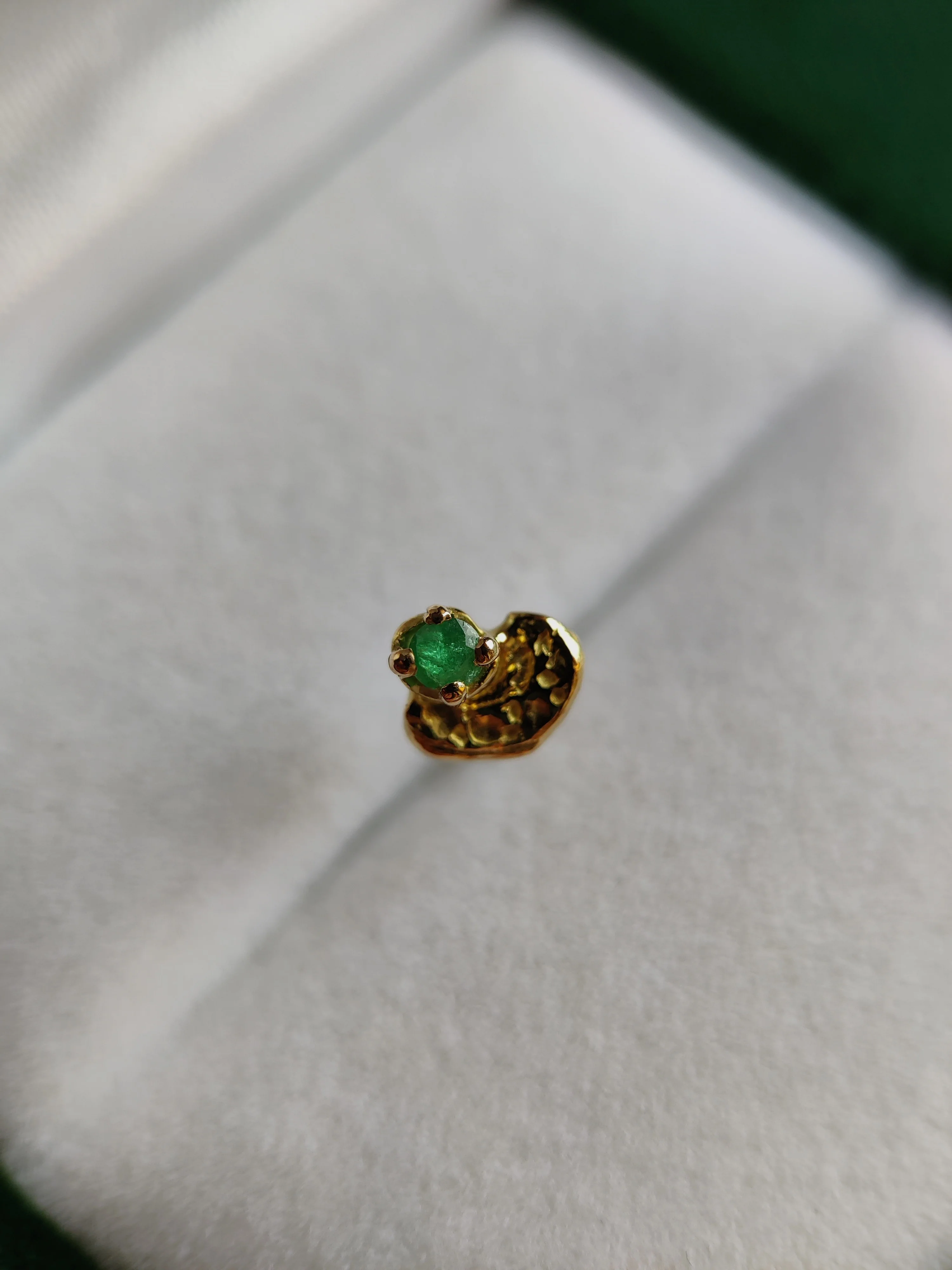 Losse oorbel of neuspiercing in 18k geel goud met smaragd: Annemarie