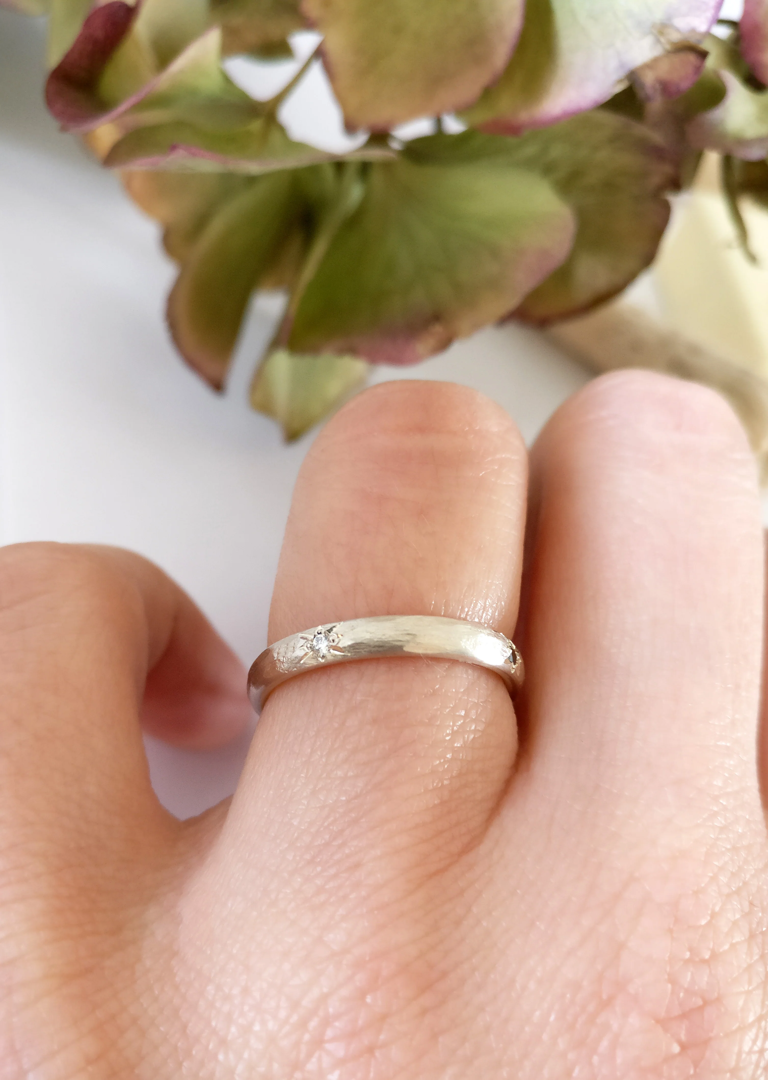 Trouwringen in 18k wit goud met witte en zwarte diamant: Eowyn en Faramir