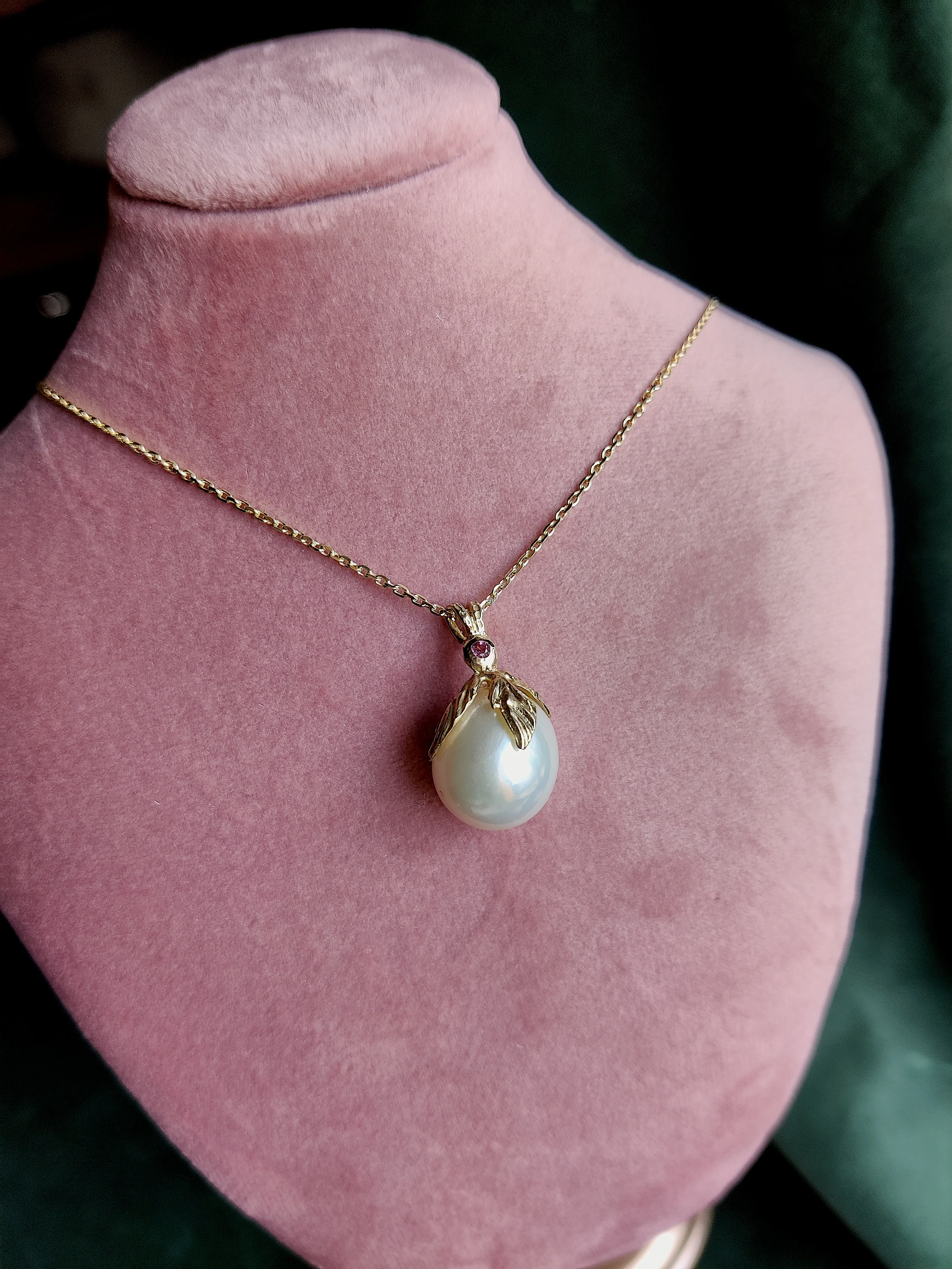 Hanger in 18K geel goud met barok parel - Dianna