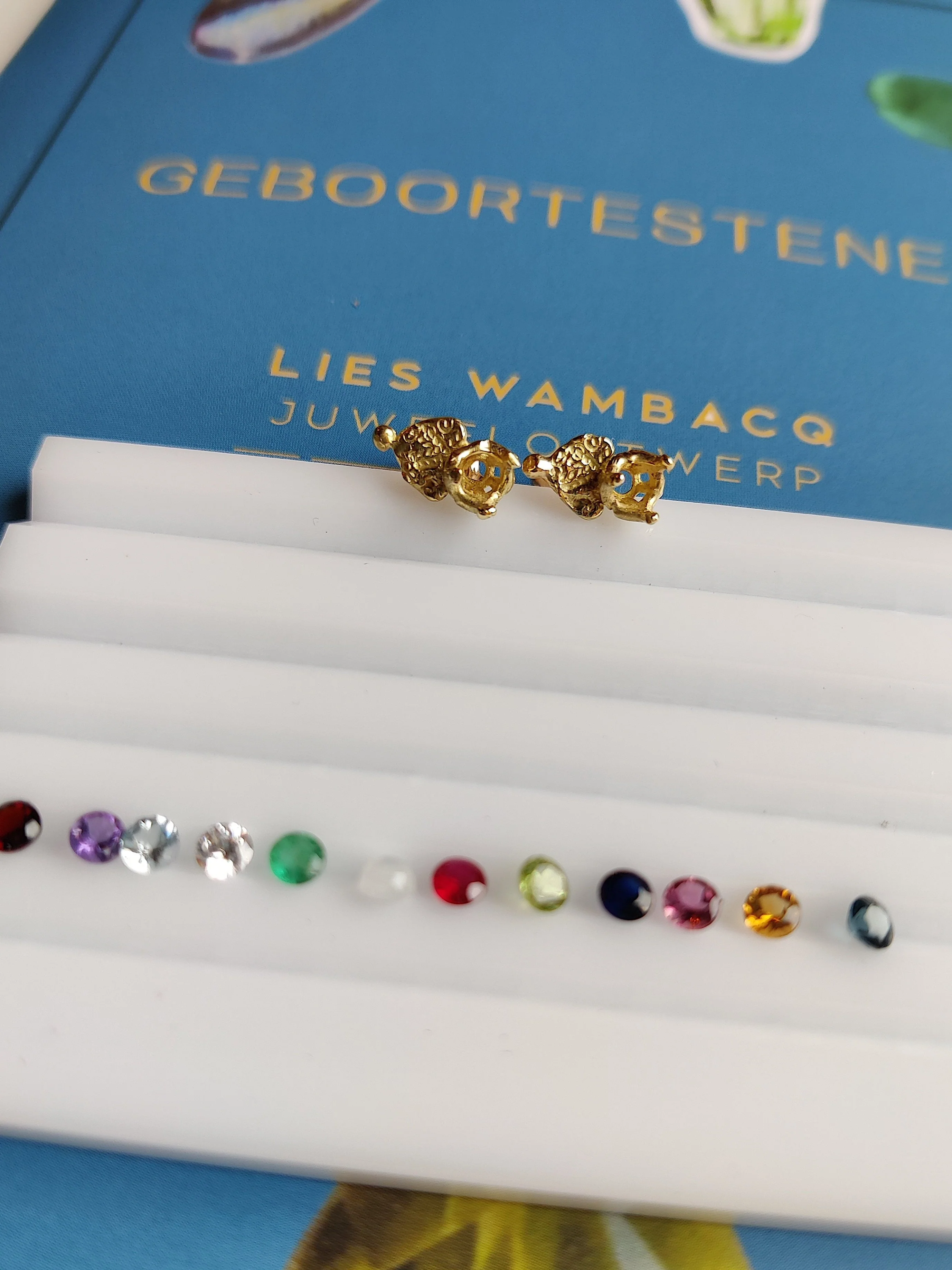 Oorbel in 18k geel goud met geboortesteen - Love (alle maanden)