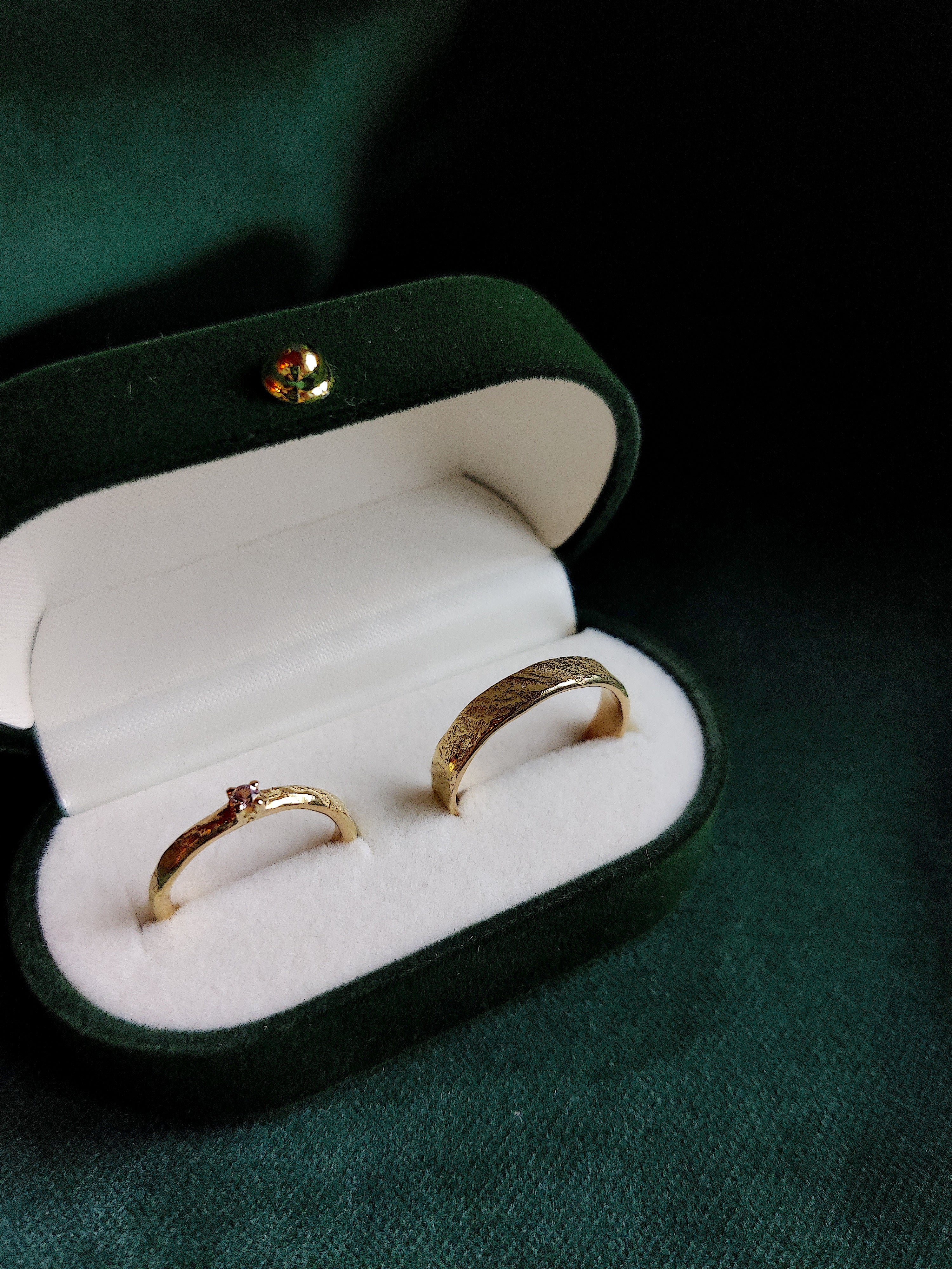 Trouwringen in 18k geel goud met licht paarse saffier - Brigitte en Emmanuel