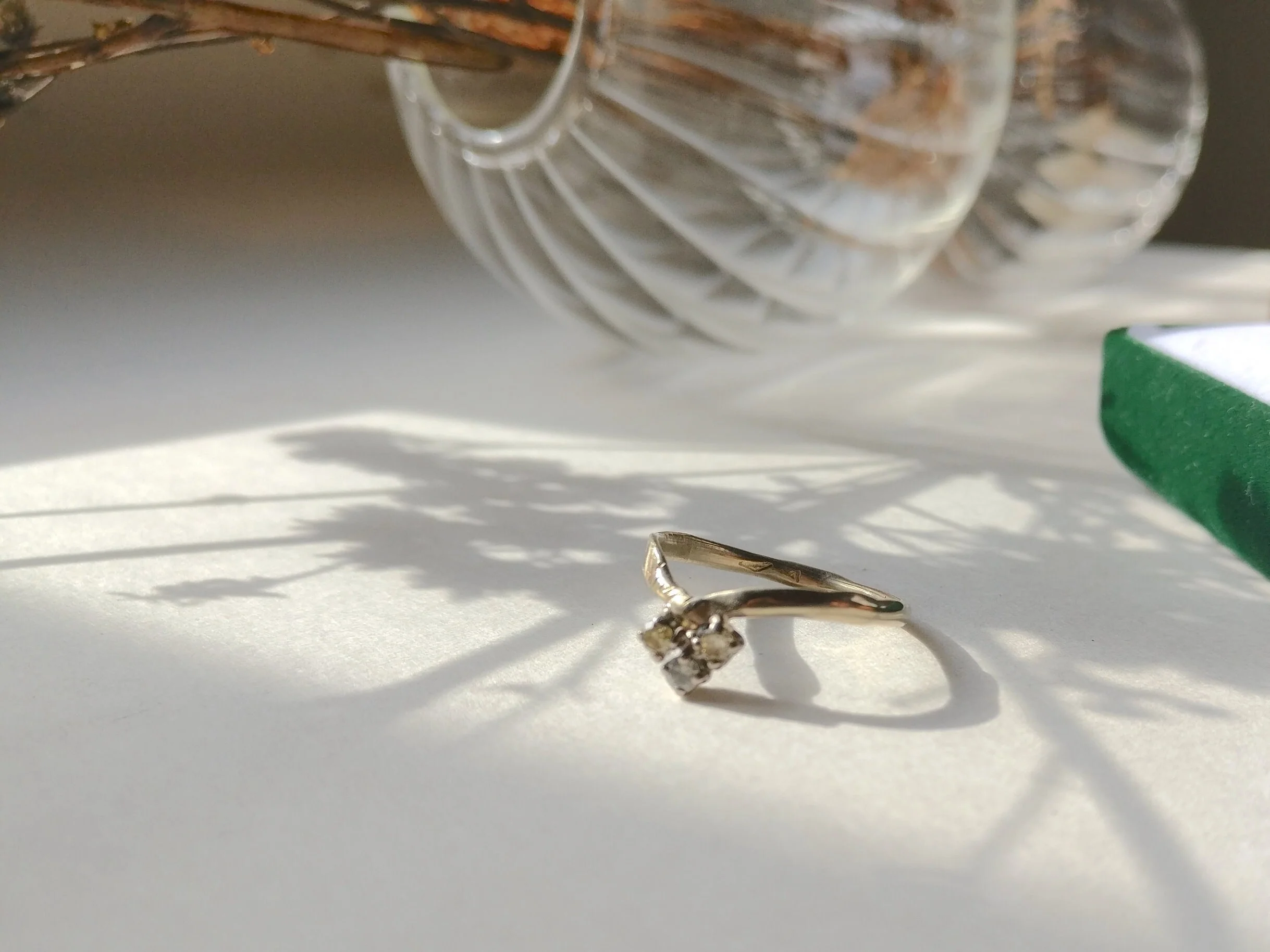 Ring in 18K champagne goud met drie diamantjes: Rosanne