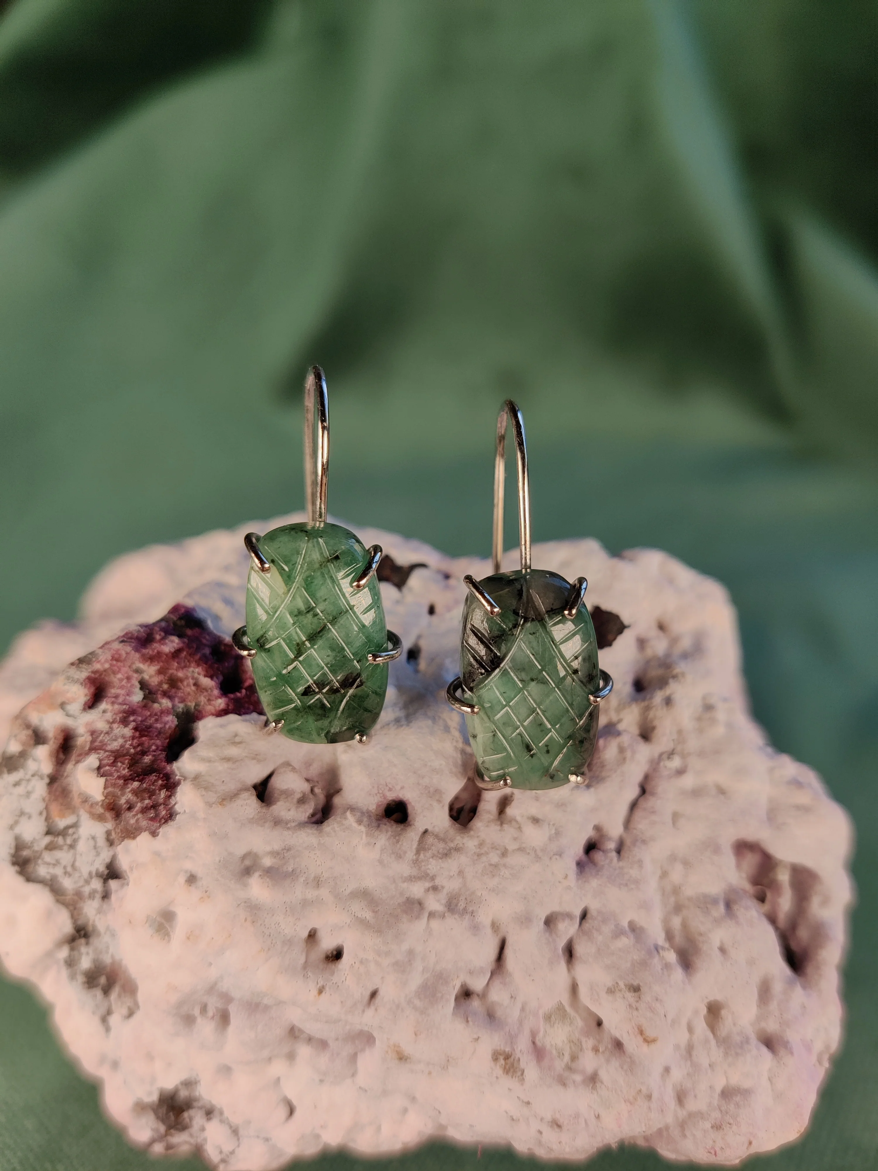 Oorhanger in 18k wit goud met smaragd: Nell