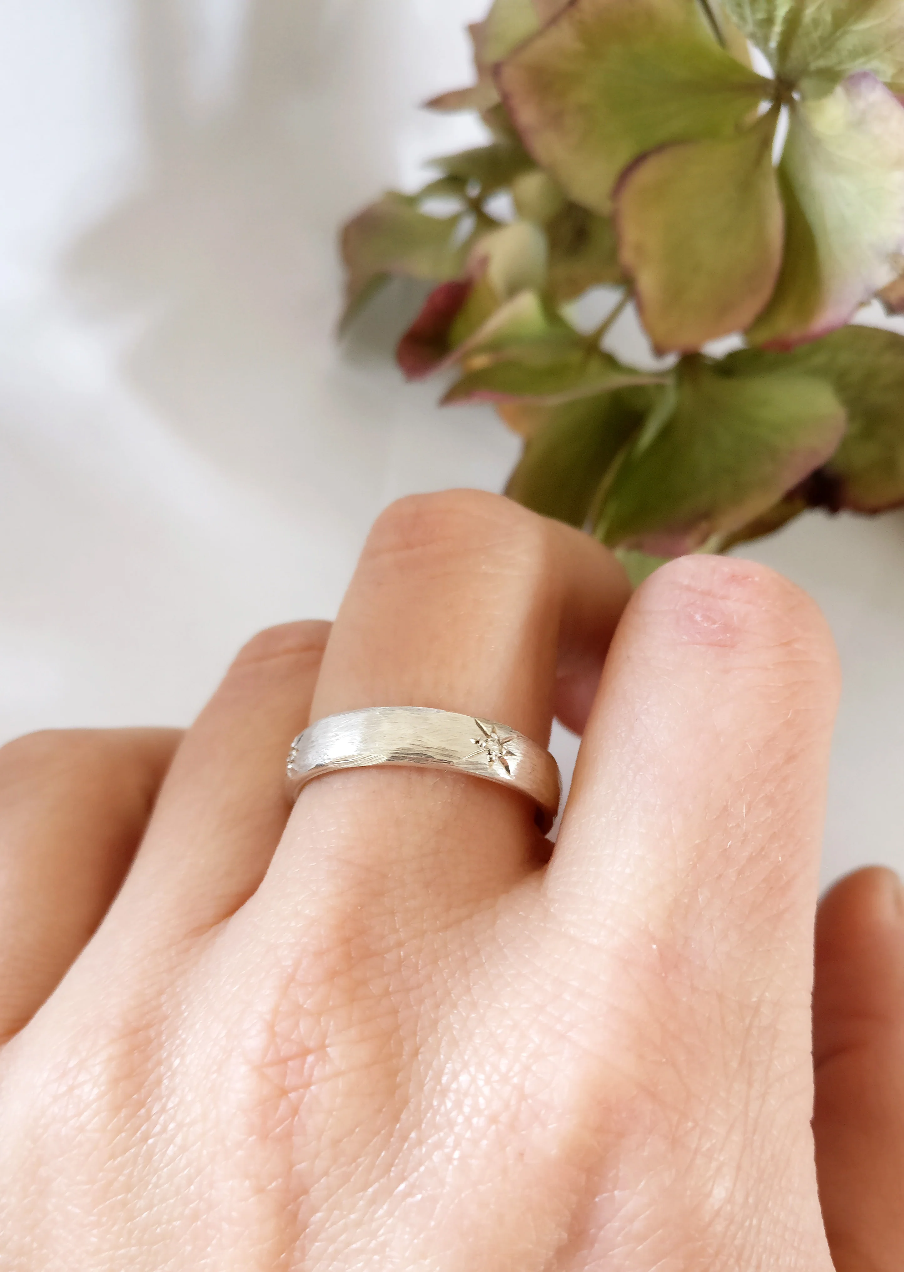 Trouwringen in 18k wit goud met witte en zwarte diamant: Eowyn en Faramir