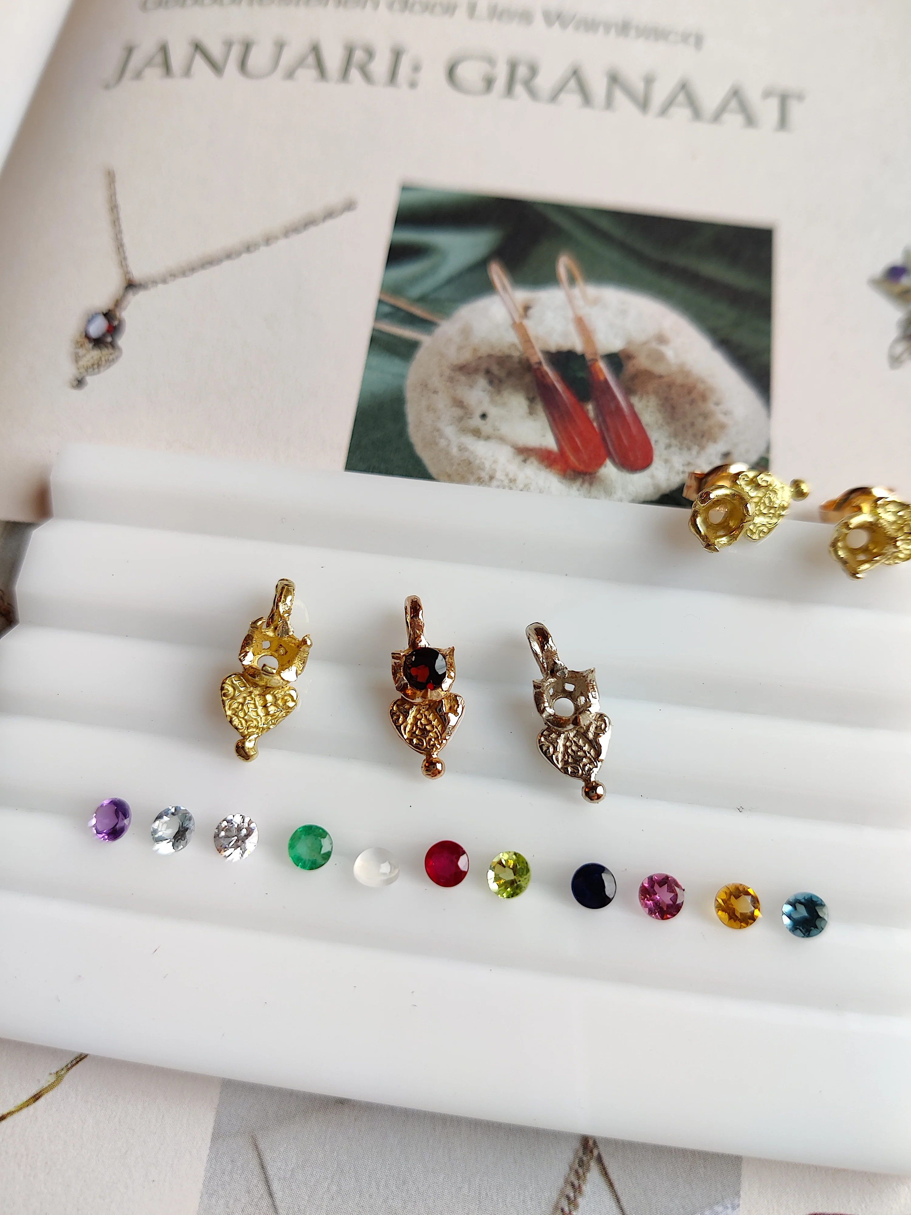 Hanger in 18k geel goud met geboortesteen - Love (alle maanden)