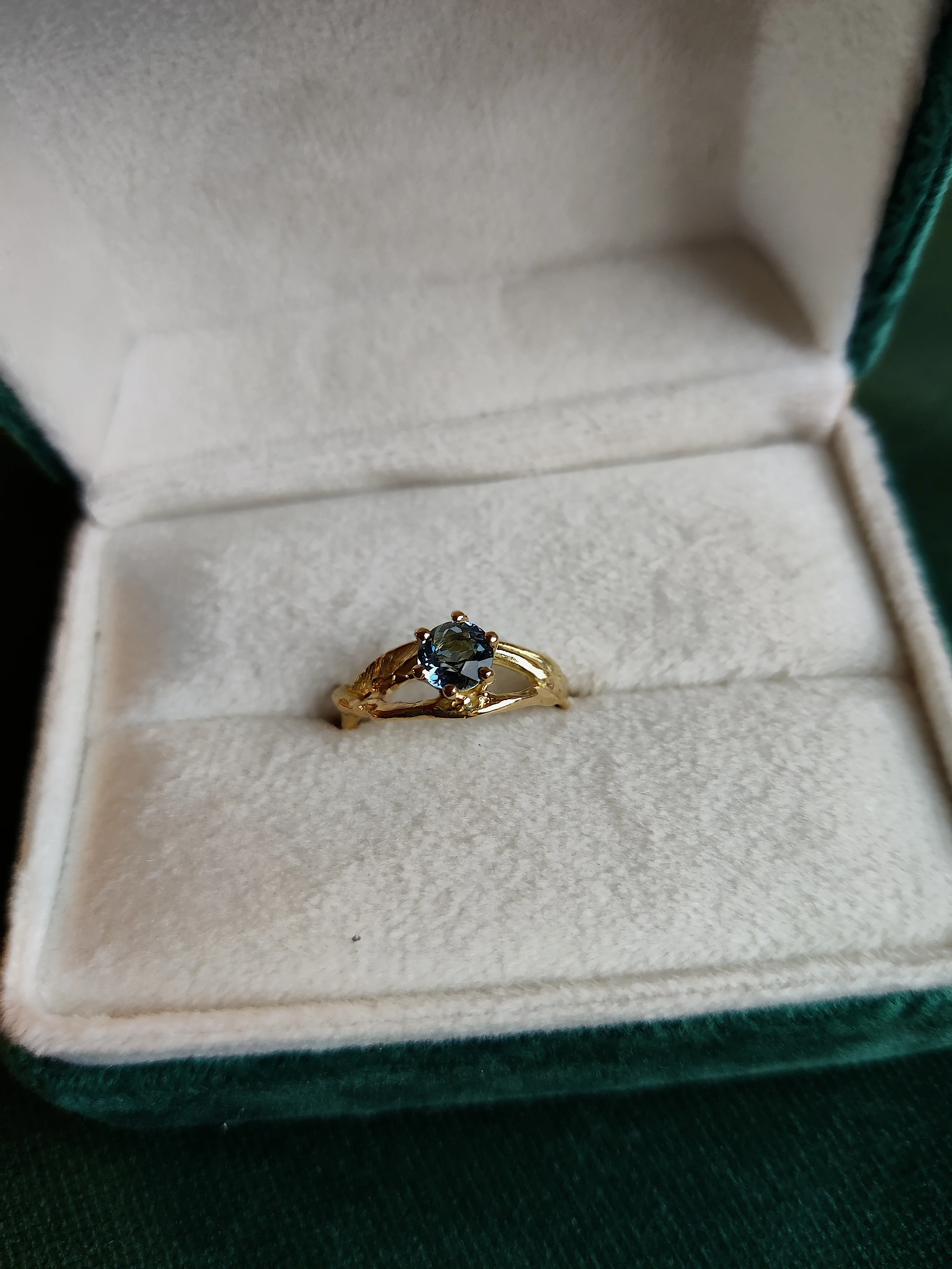 Ring in 18k geel goud met aquamarijn: Inge