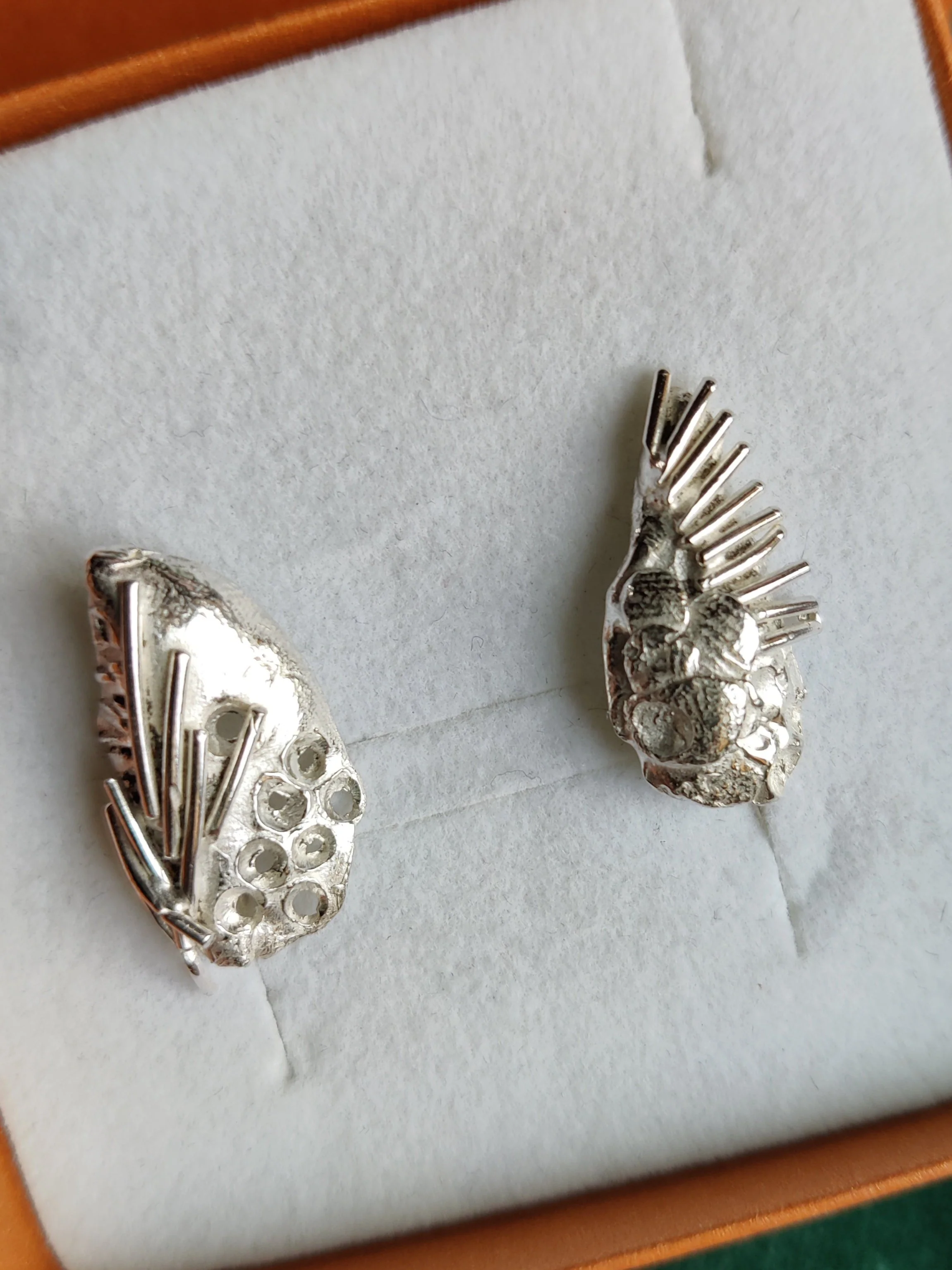 Oorbellen in het zilver met organische vorm: Lotte