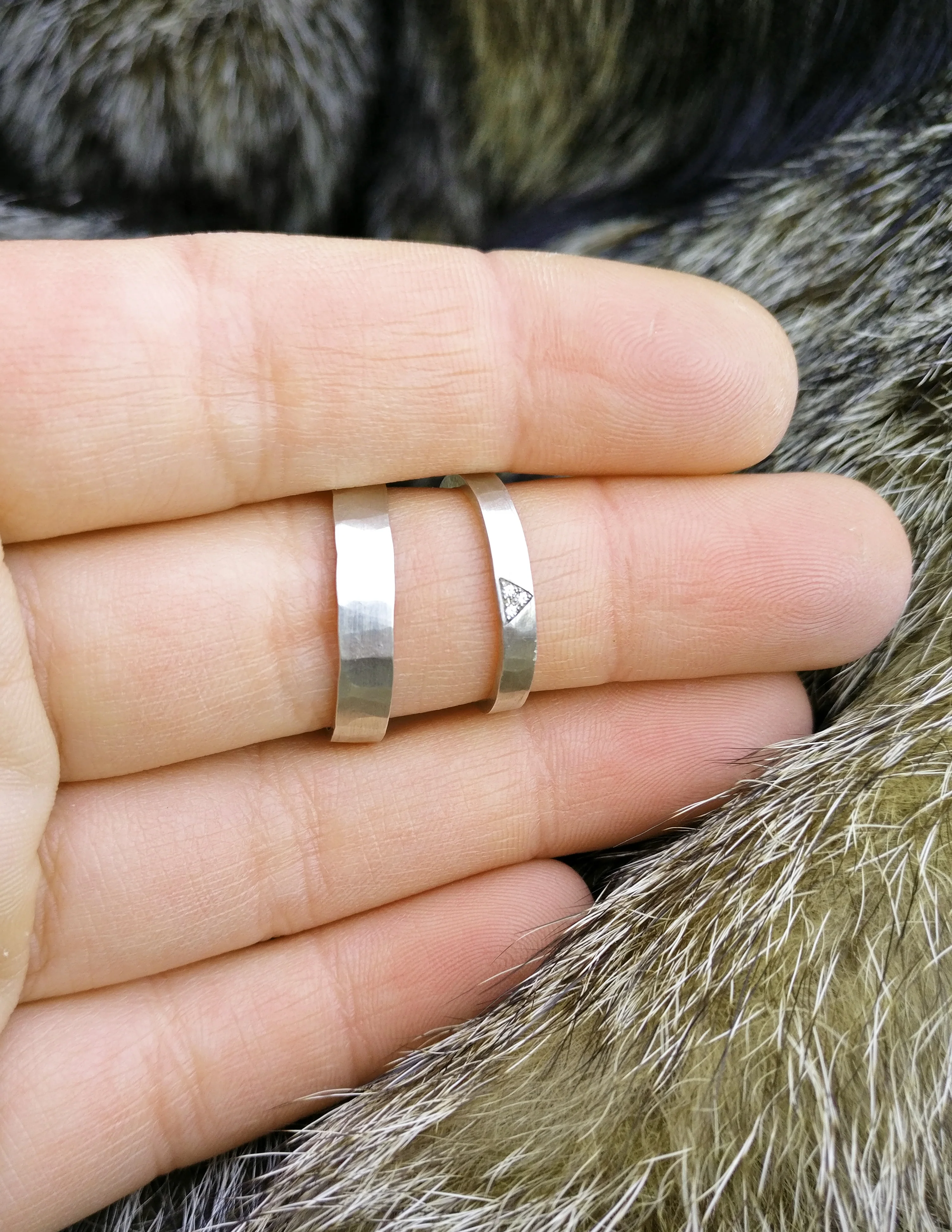 Trouwringen in 18k wit goud met diamant: Yoko en John