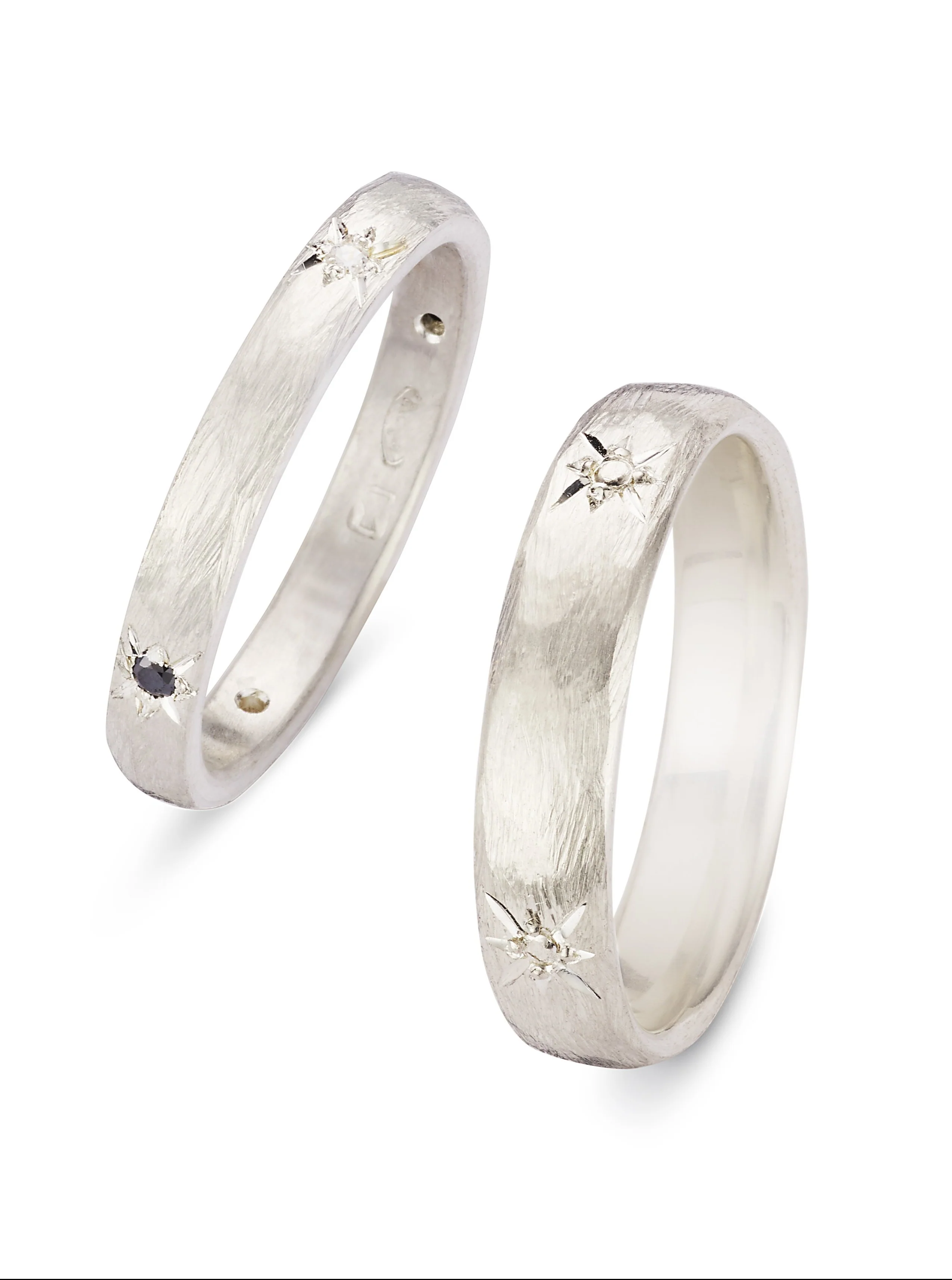 Trouwringen in 18k wit goud met witte en zwarte diamant: Eowyn en Faramir