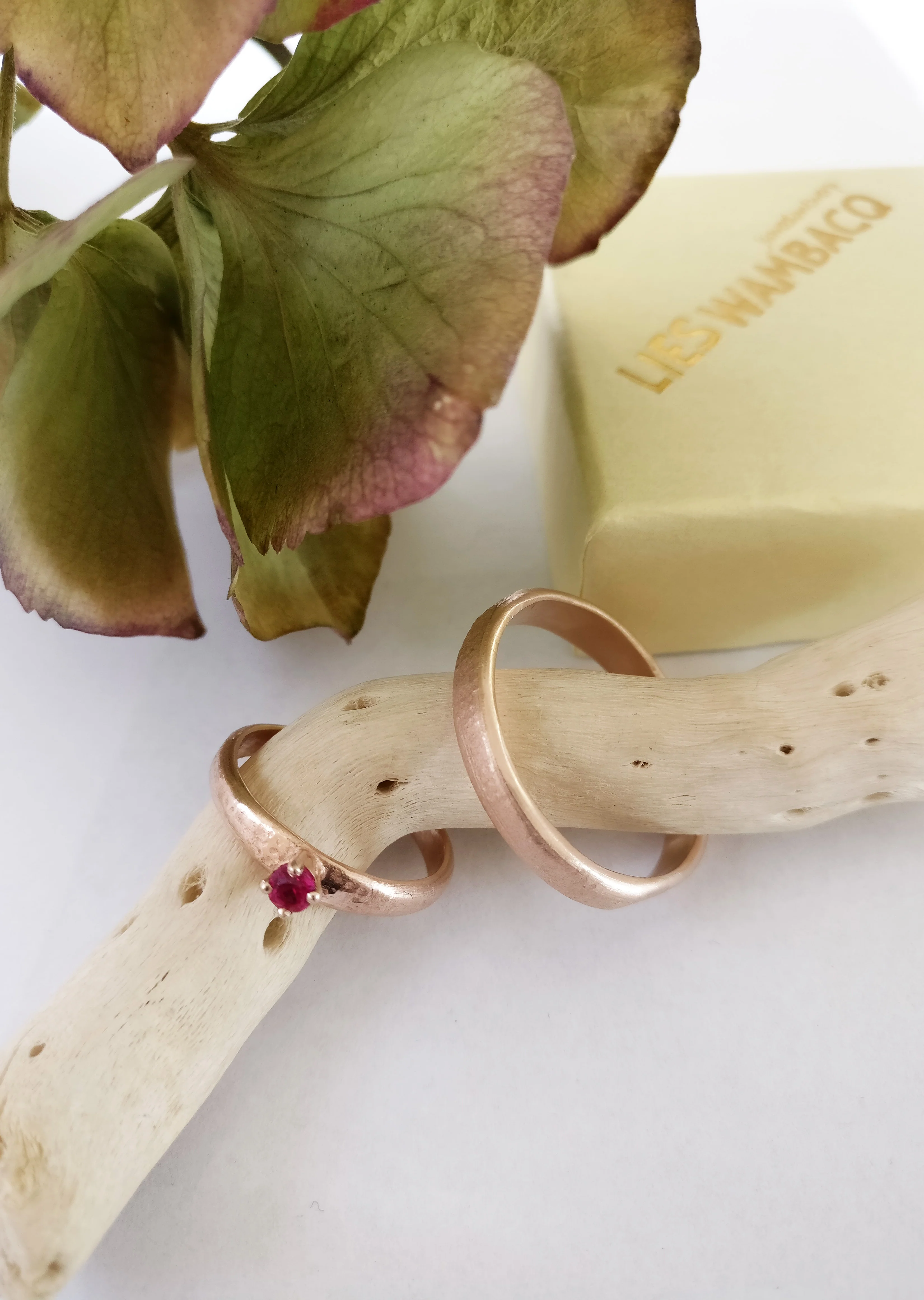 Trouwringen in 18k rosé goud met robijn: Nefertiti en Ramses