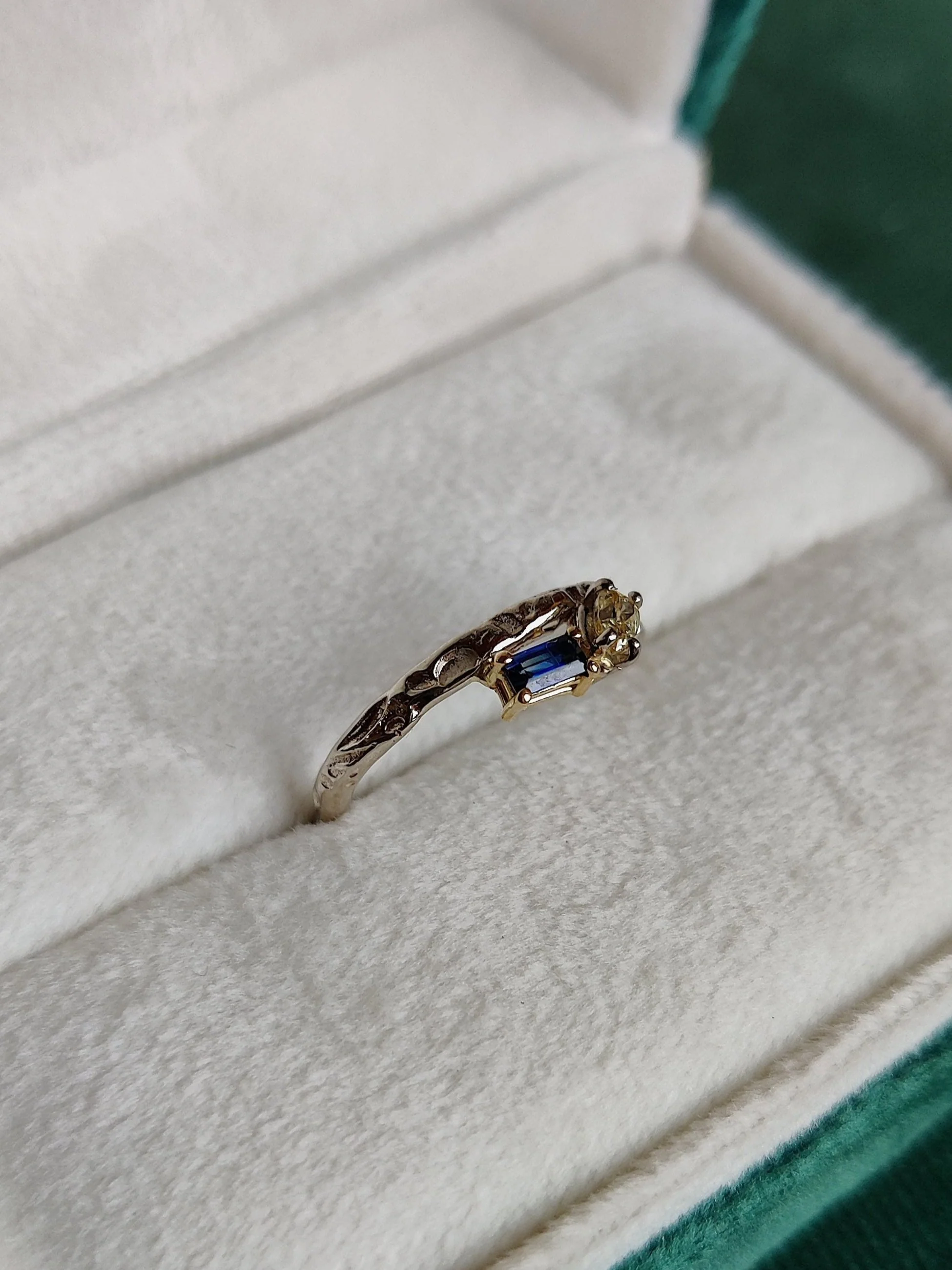 Ring in 18K witgoud met diamant en saffier: Louise