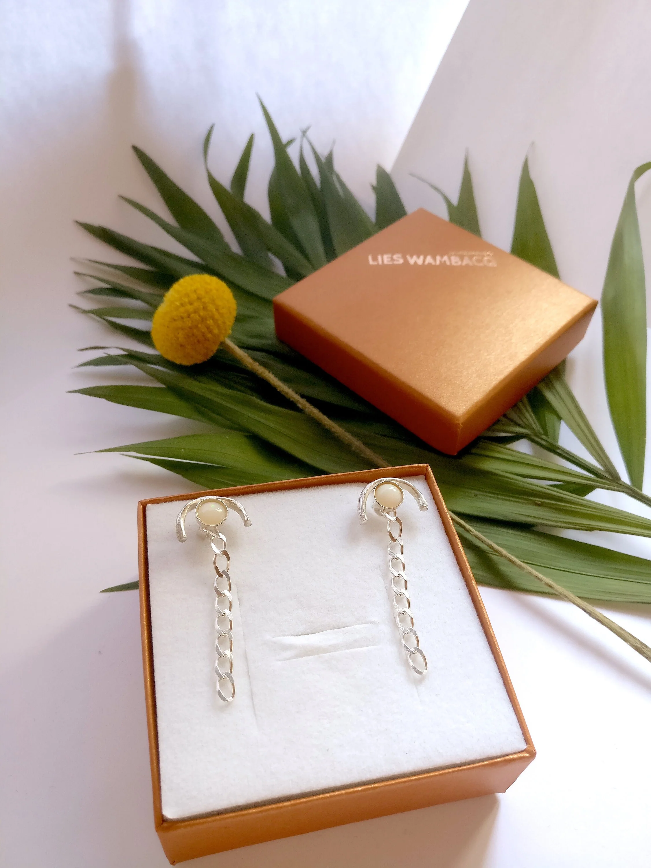 Oorbel in zilver met ronde opaal: Melkopaal