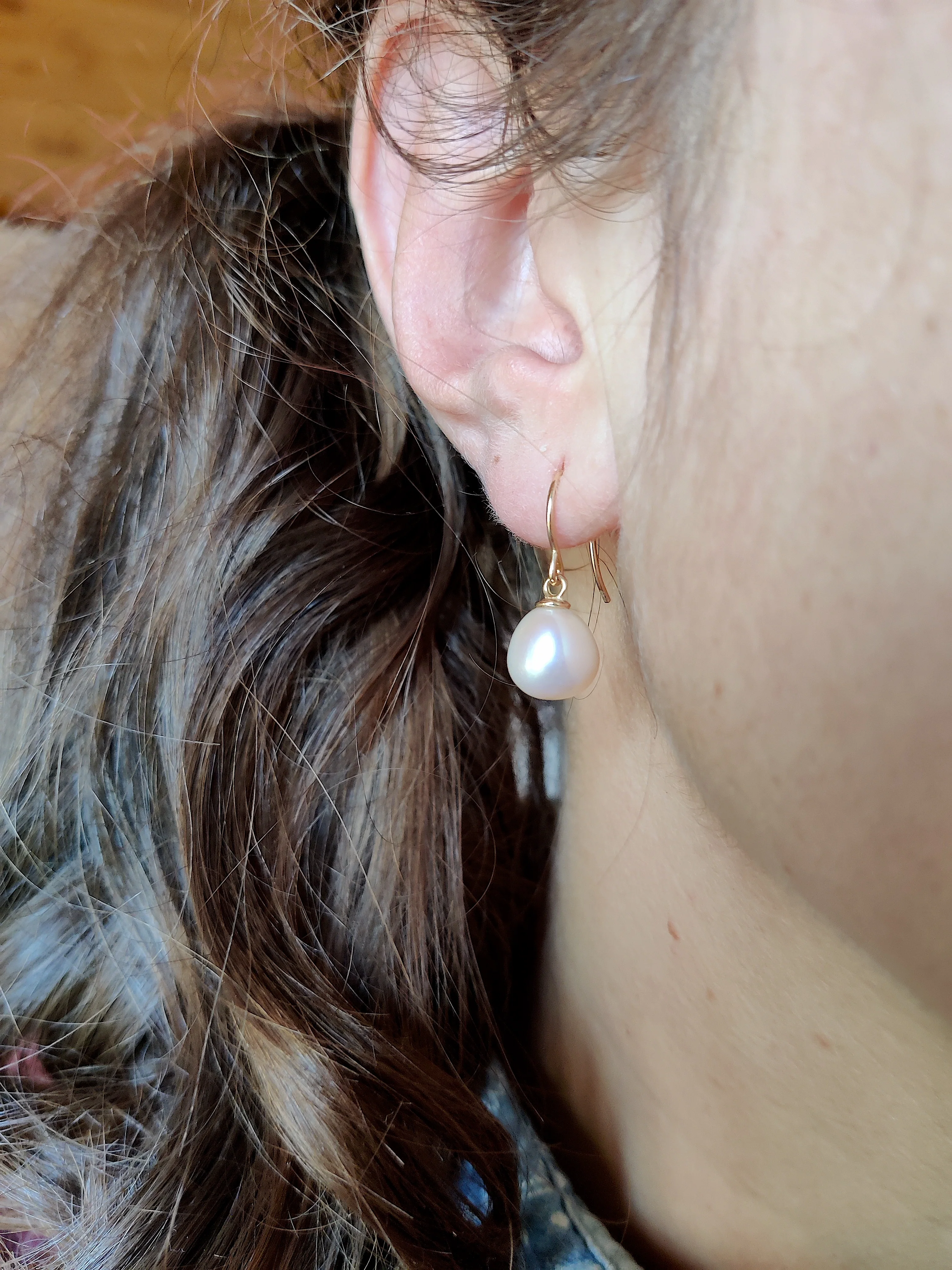 Oorbellen in 14k geel goud met zoetwaterparel druppel- Artemis